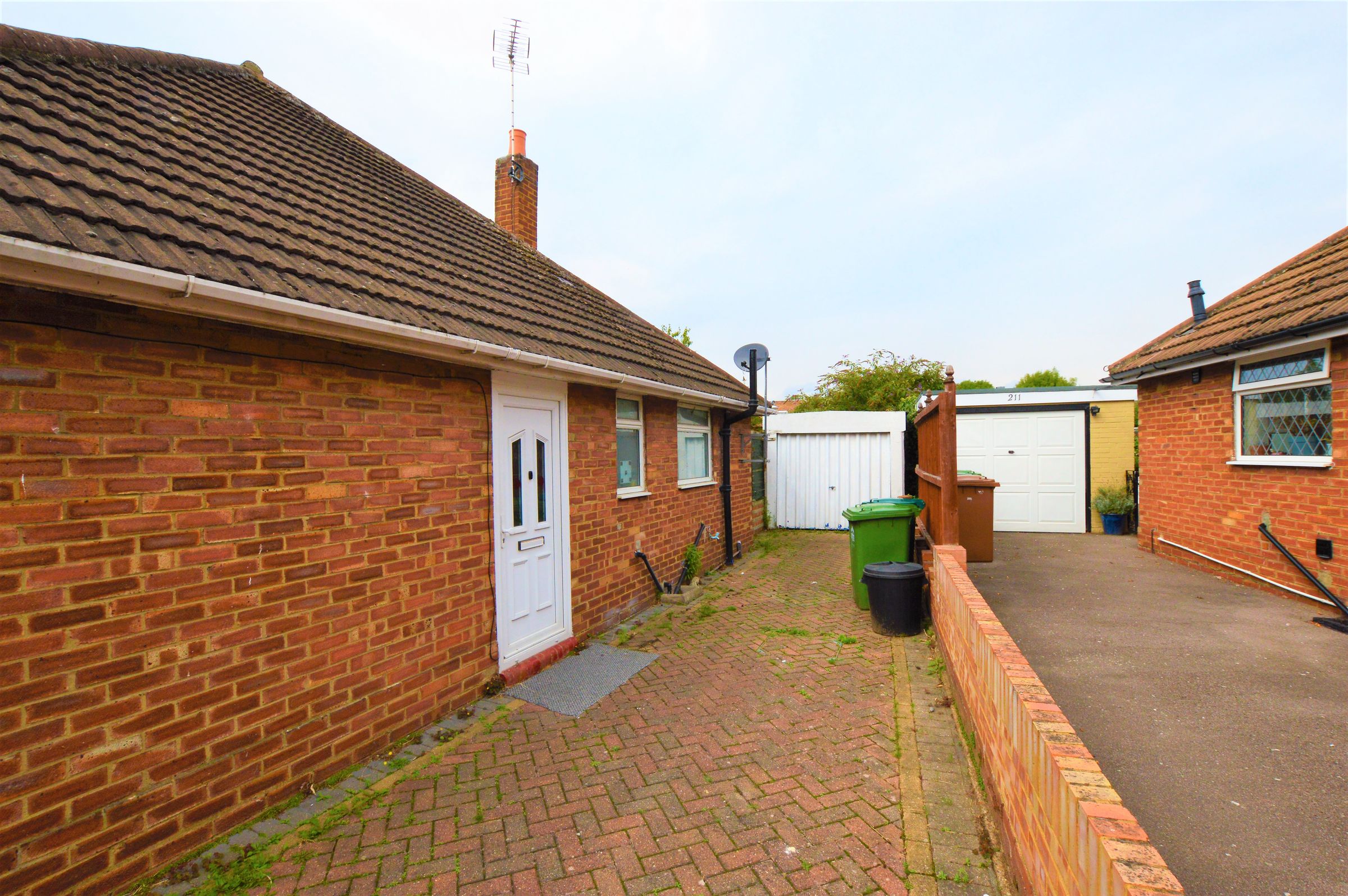 4 bed semidetached bungalow for sale in Clare Road, Stanwell, Staines