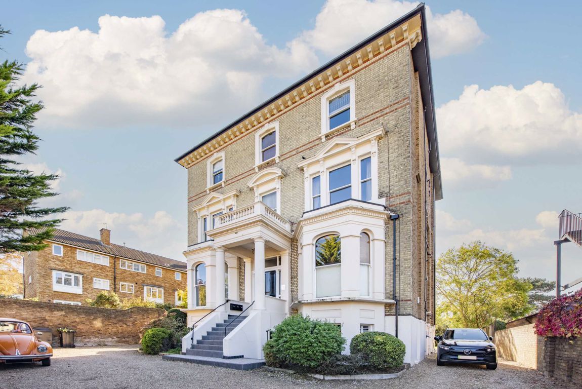 2 bed flat for sale in Avenue Elmers, Surbiton KT6 Zoopla