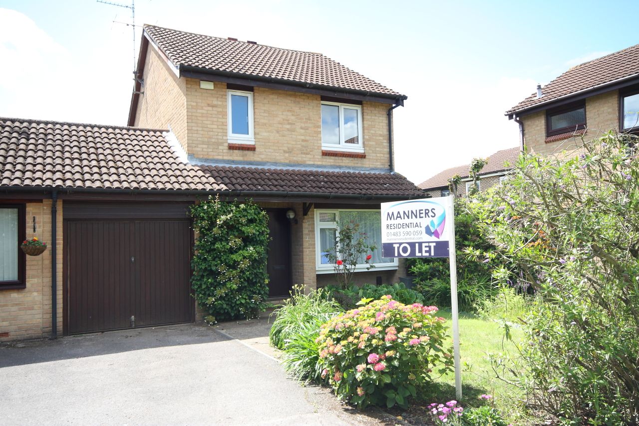 3 bed detached house to rent in Willowmead Close, Horsell, Woking GU21