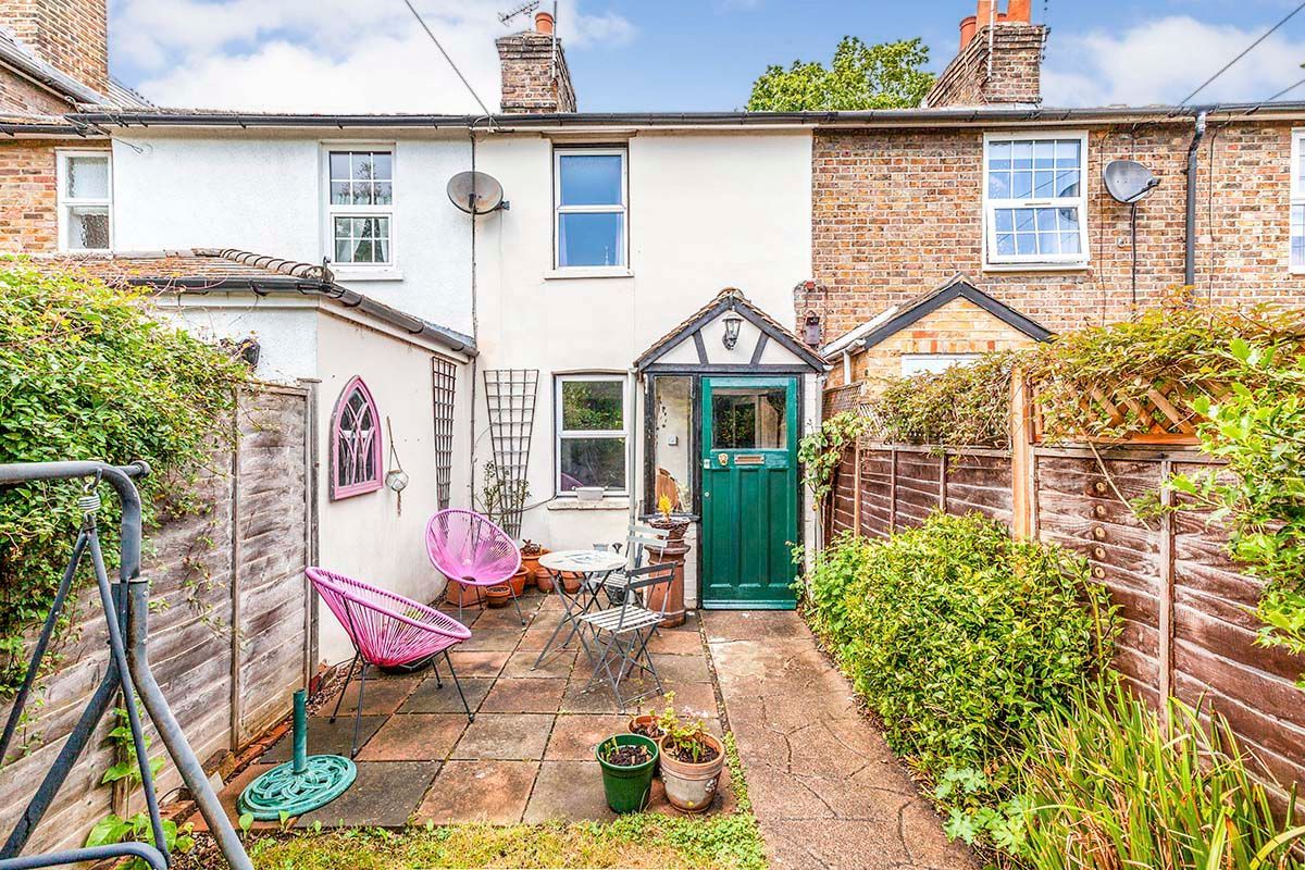 2 bed terraced house for sale in Church Street, StainesUponThames