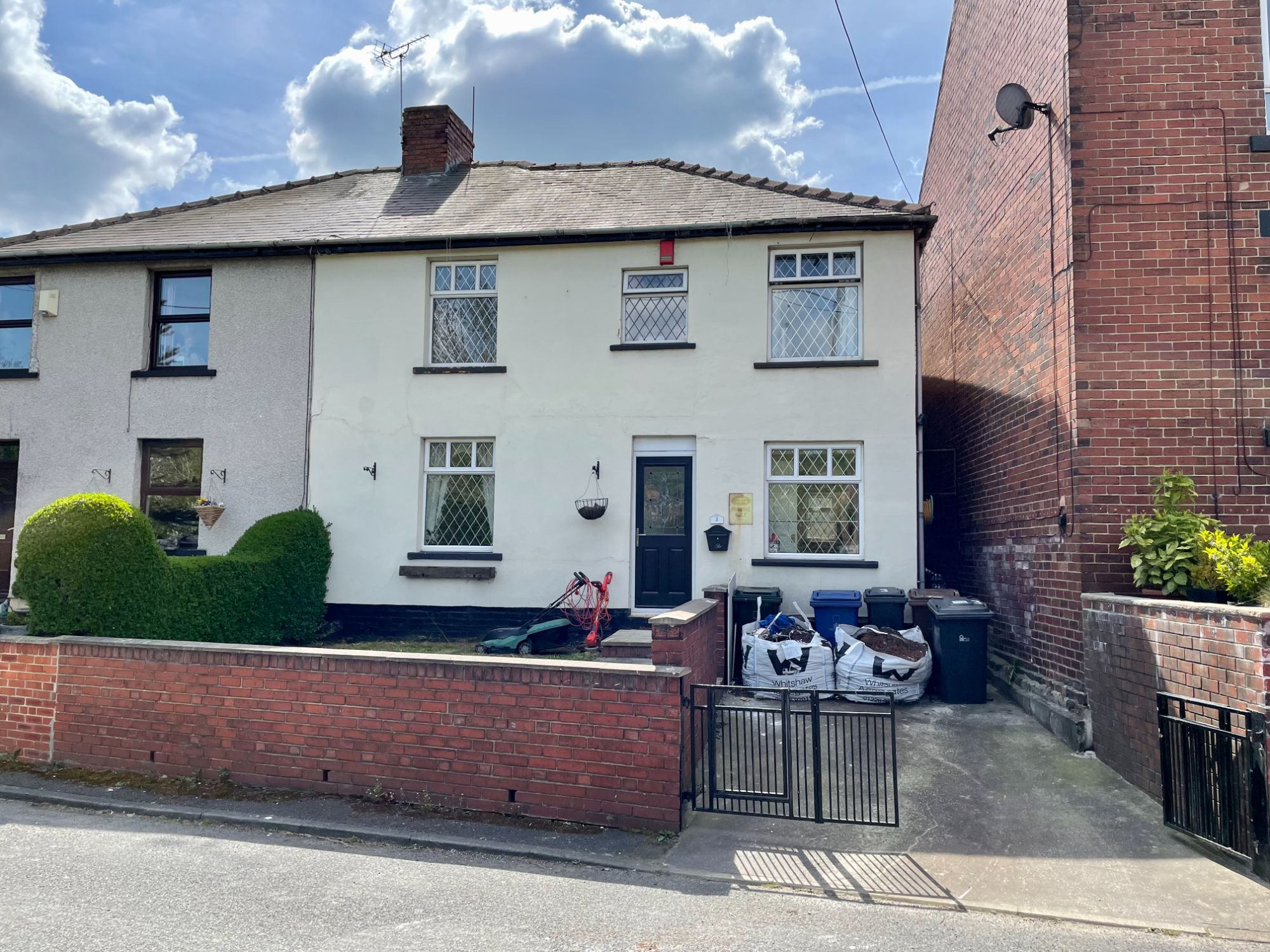 5 bed semidetached house for sale in Huddersfield Road, Darton