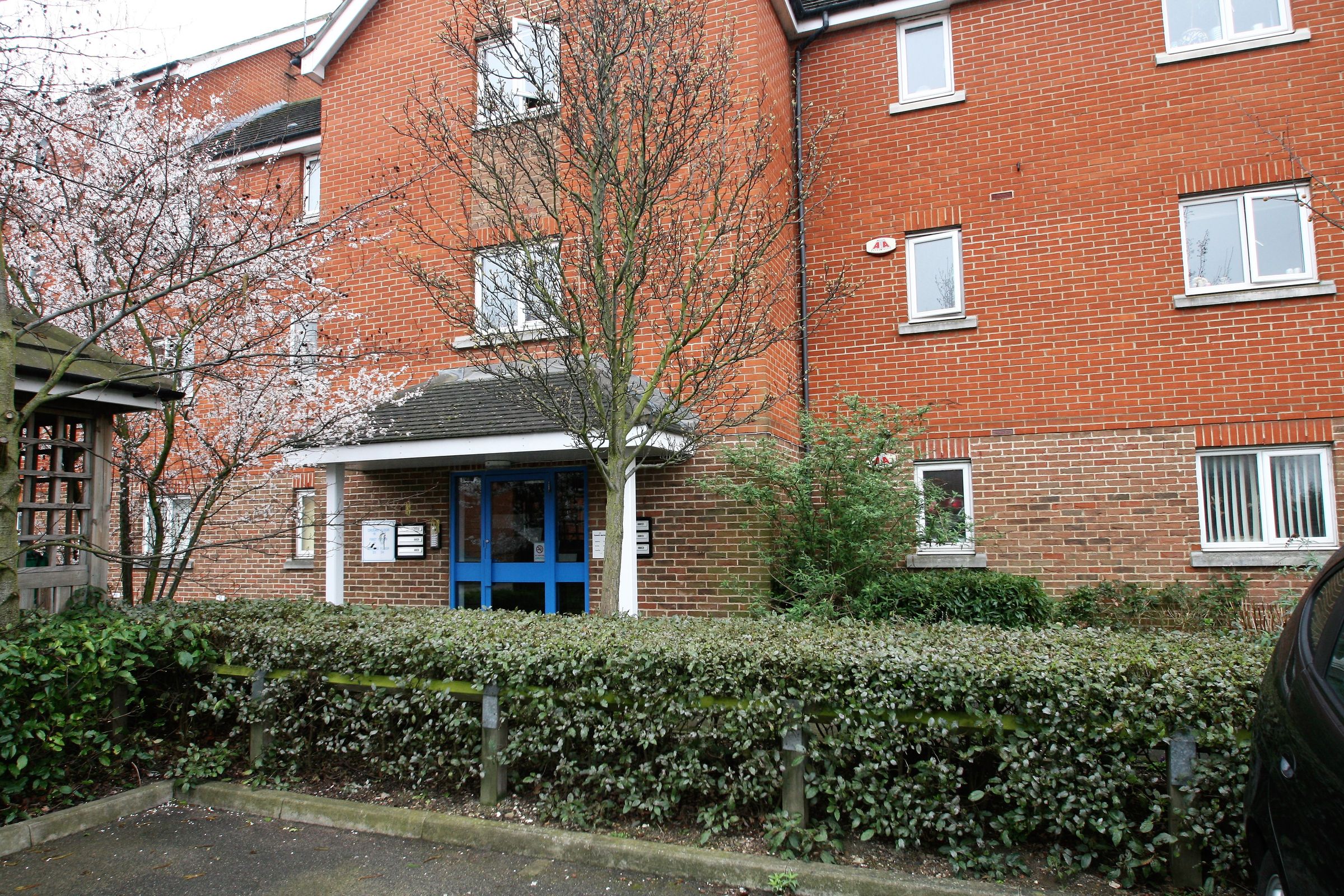 2 bed flat to rent in Worthing Close, Grays RM17 Zoopla