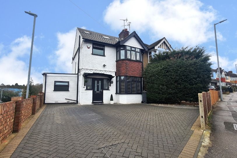 5 bed semidetached house for sale in Carlton Crescent, Luton