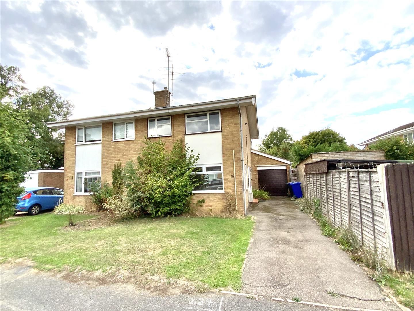 3 bed semidetached house for sale in Highcroft Close, Yardley Gobion
