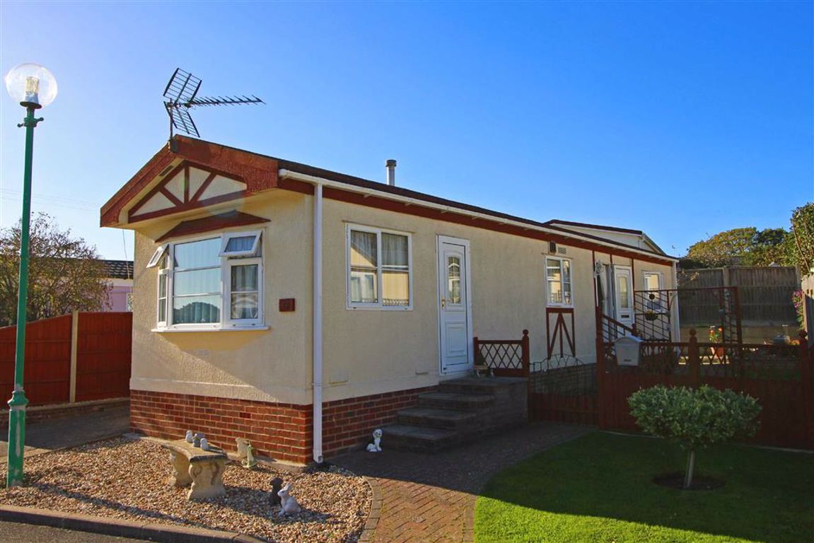 2 bed mobile/park home for sale in Woodlands Park, Stopples Lane
