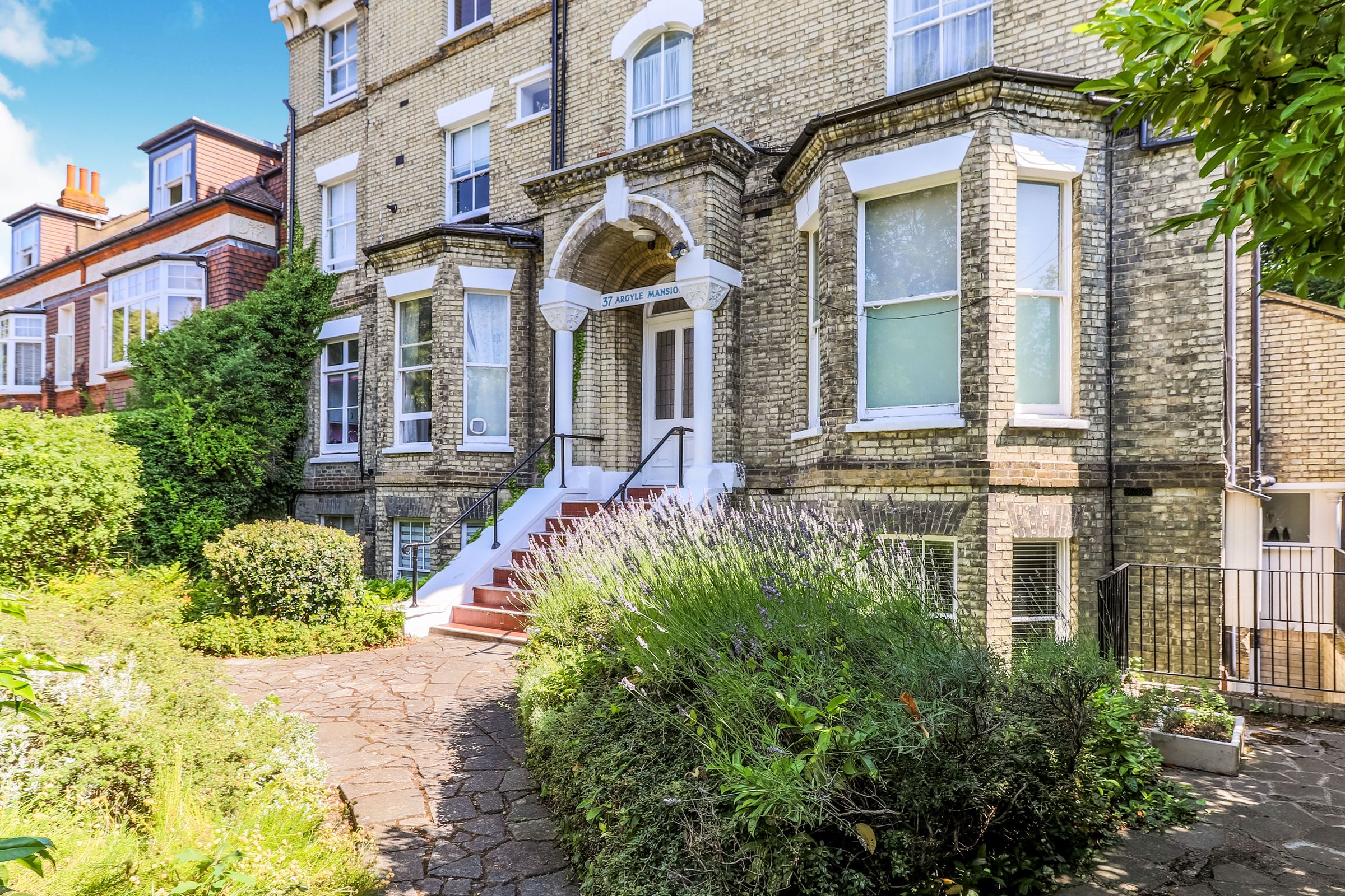 2 bed flat to rent in The Avenue, Surbiton KT5 Zoopla