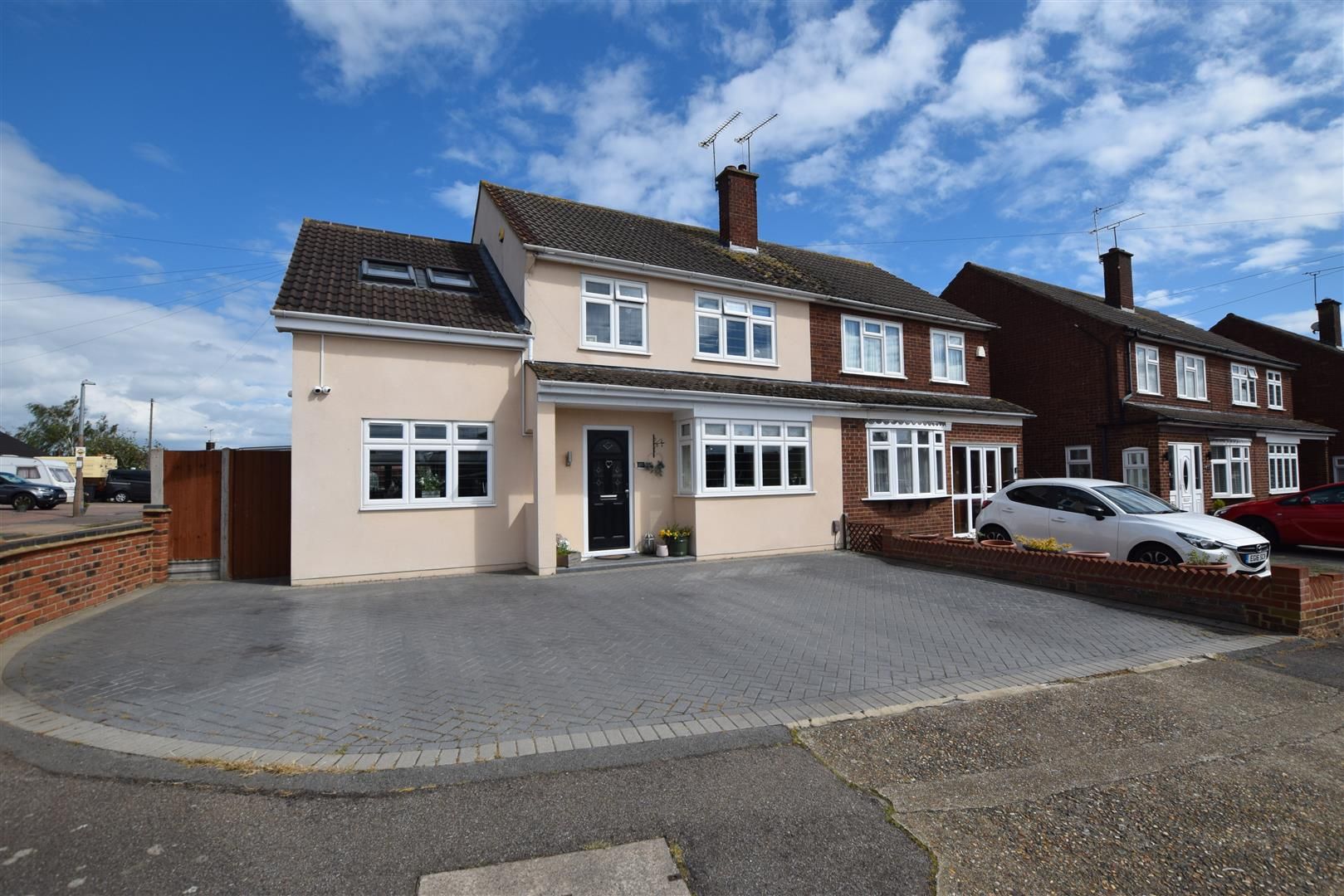 4 bed semidetached house for sale in Allensway, Corringham, Stanford