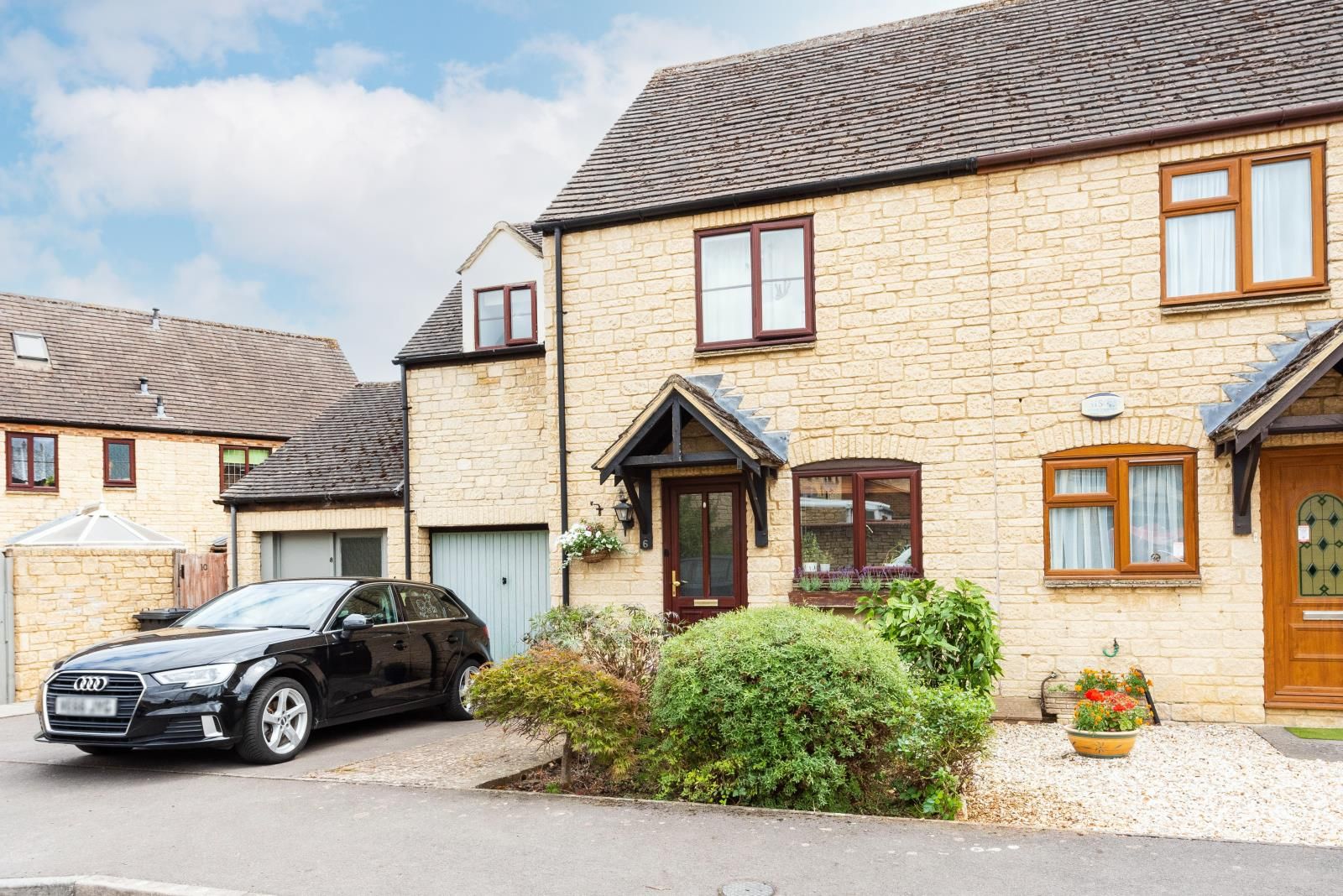 3 bed semidetached house for sale in Painswick Close, Witney