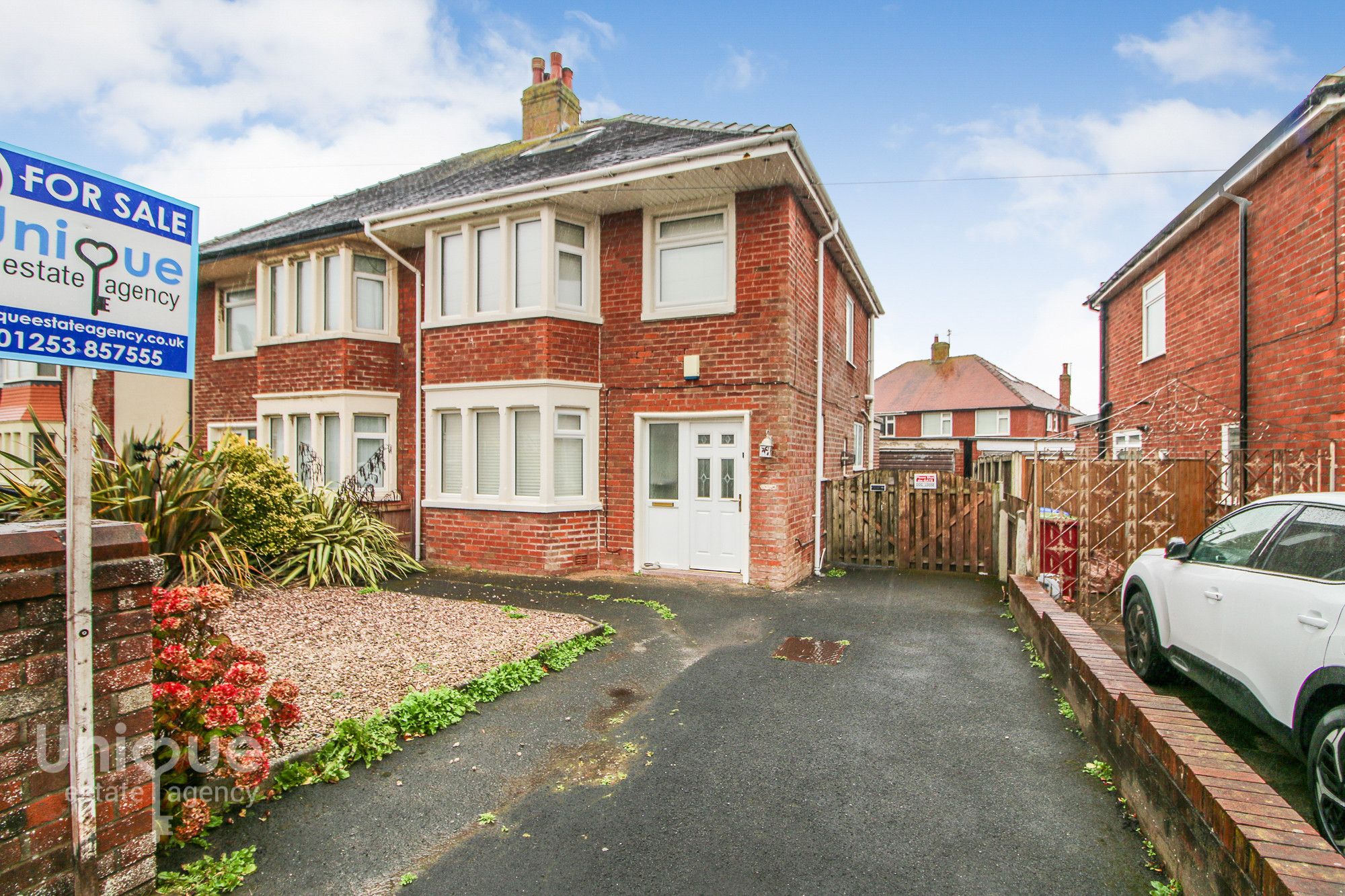 4 bed semidetached house for sale in Maplewood Drive, Thornton