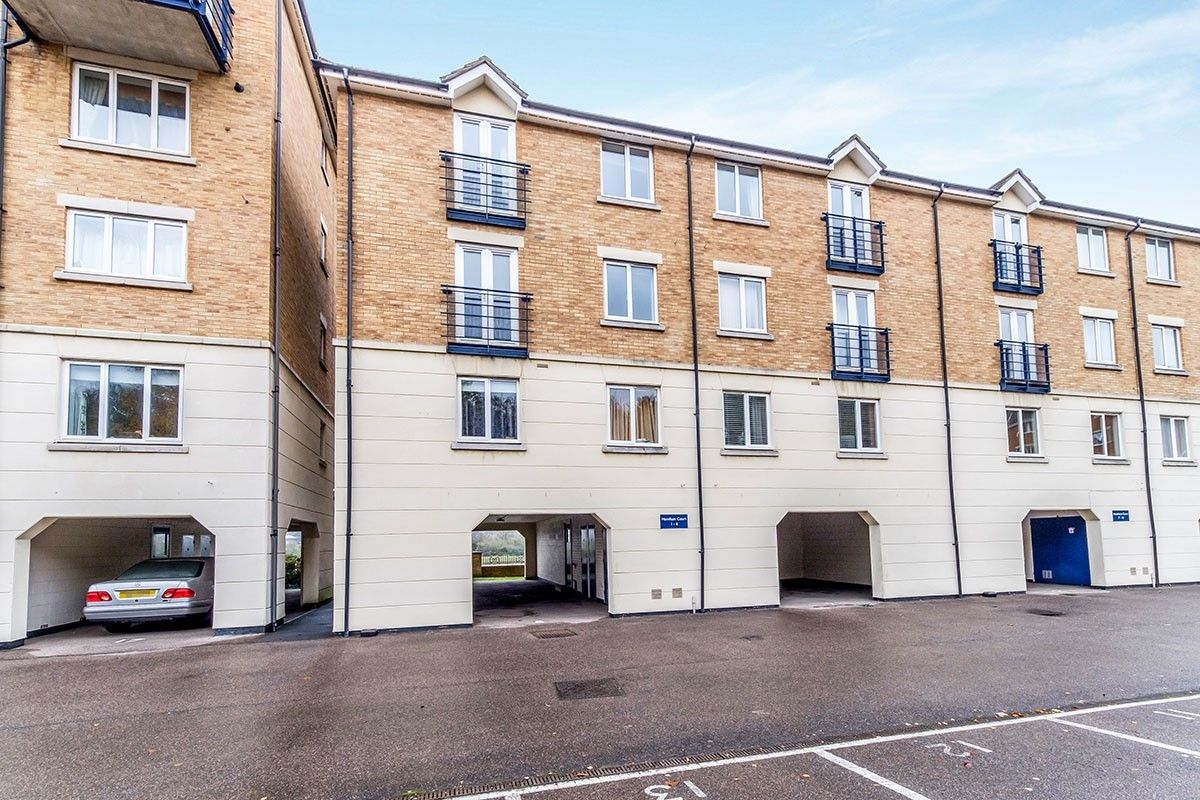 2 bed flat to rent in Hamilton Court Fennel Close, Rochester, Kent ME1