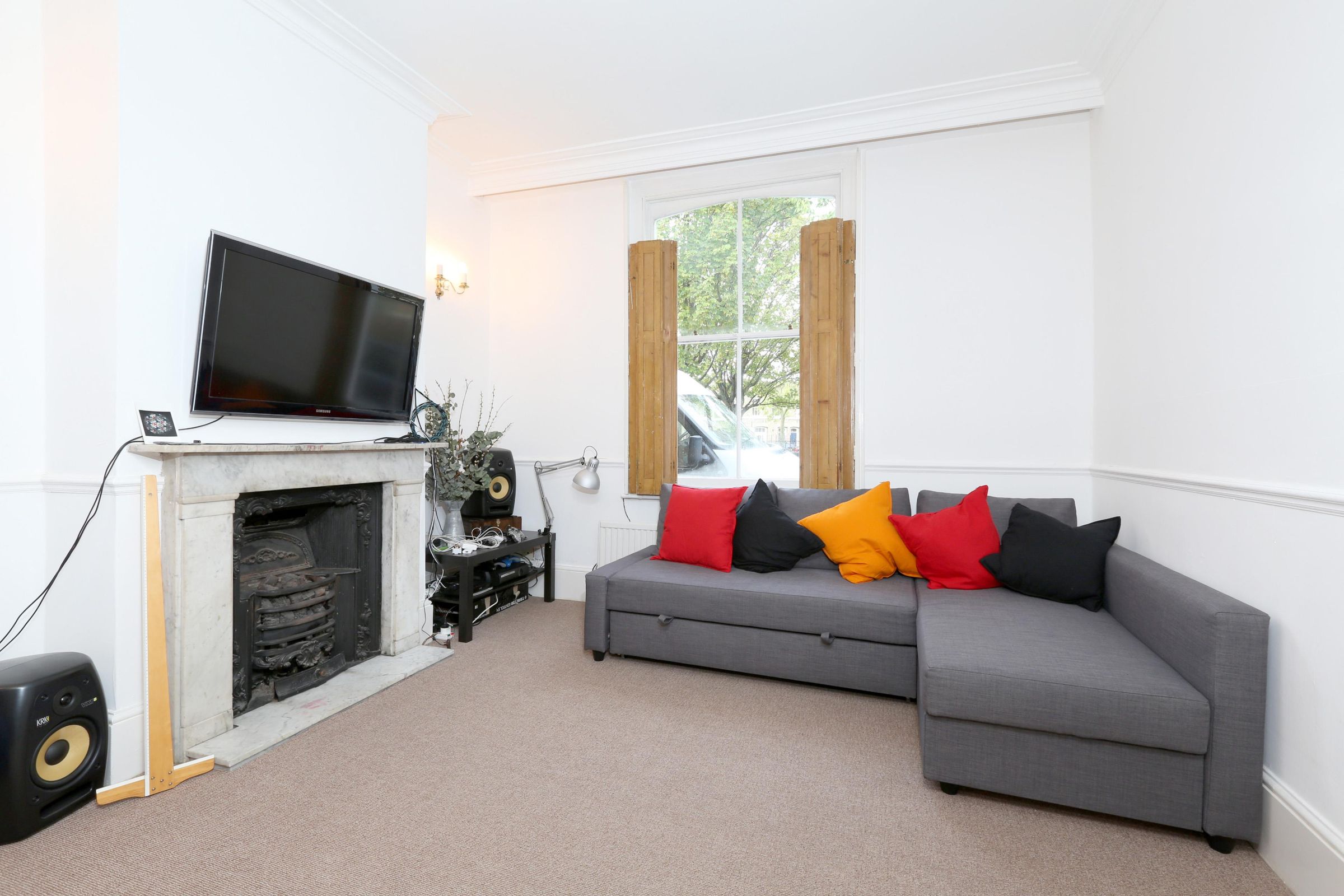 3 bed terraced house to rent in Quilter Street, Bethnal Green, London