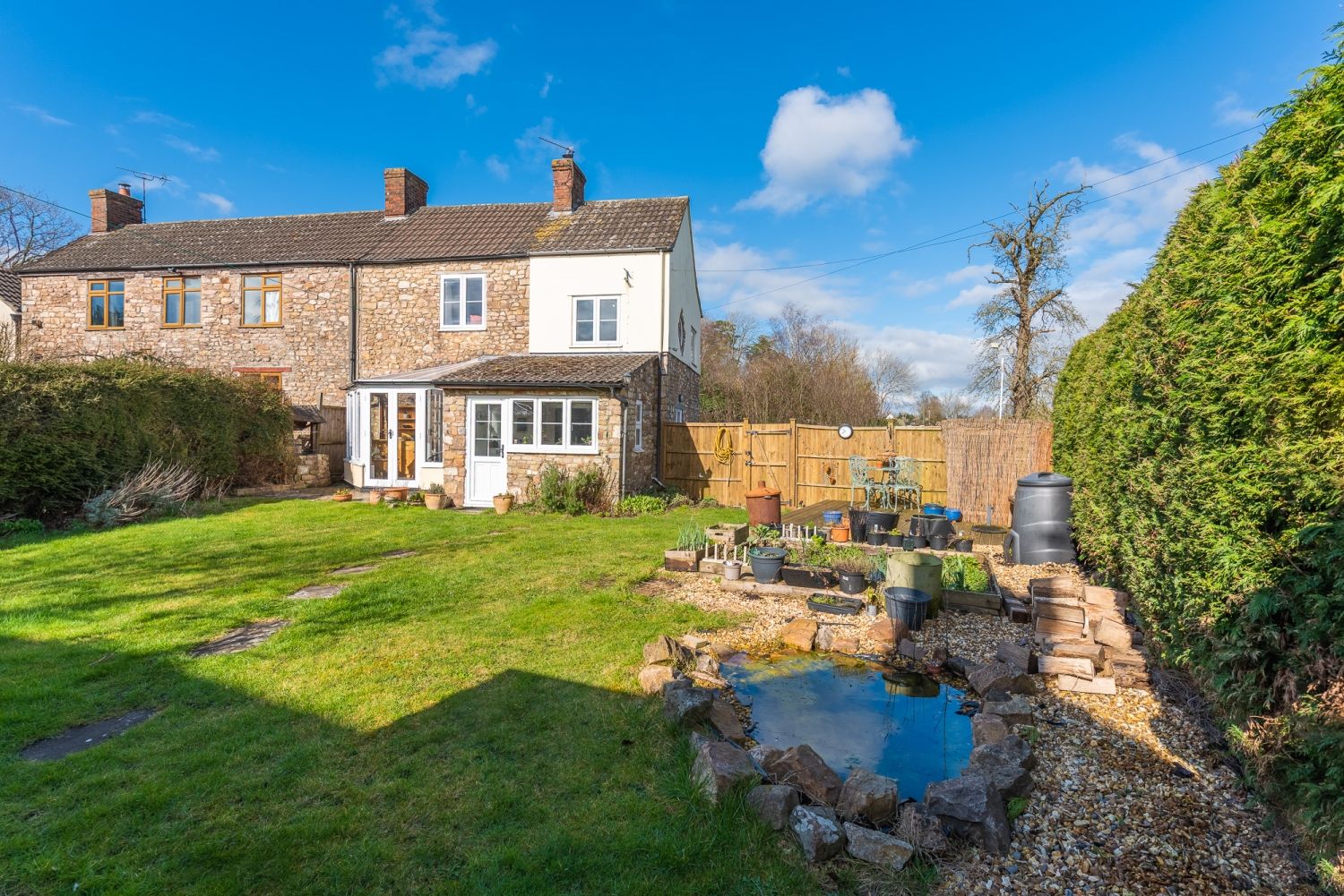 3 bed end terrace house for sale in Heathend Cottages, Cromhall, Wotton