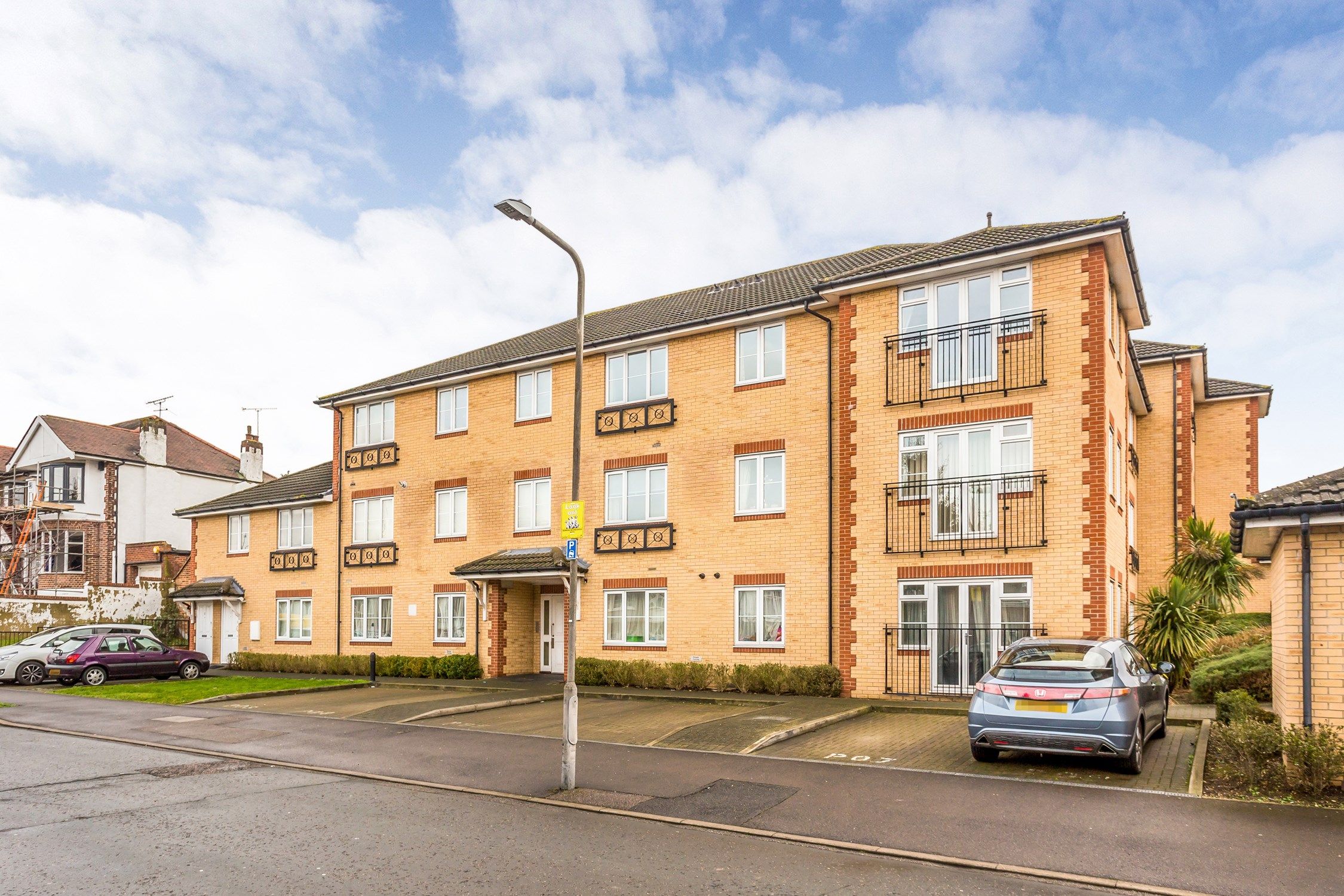 2 bed flat to rent in Stoneleigh Road, Clayhall, Ilford IG5 Zoopla