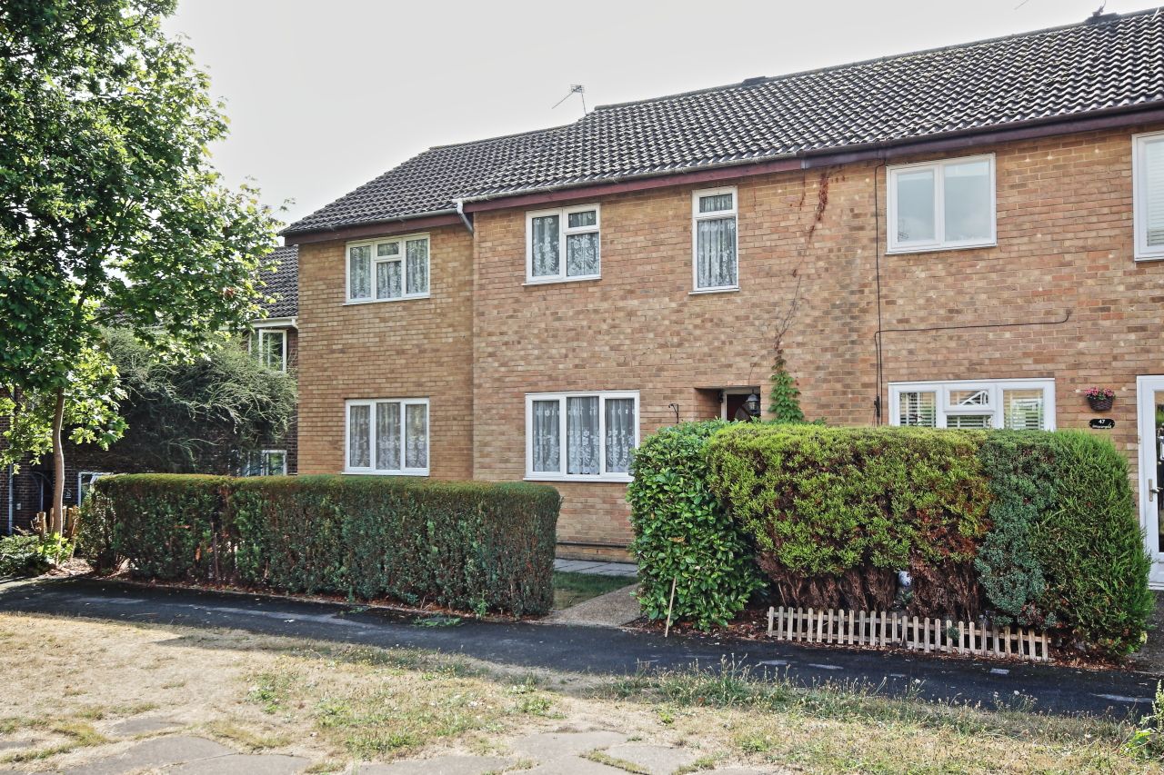 4 bed semidetached house to rent in Westmead, Horsell, Woking GU21