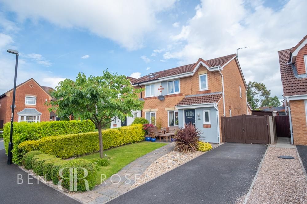 4 bed semidetached house for sale in Mile Stone Meadow, Euxton