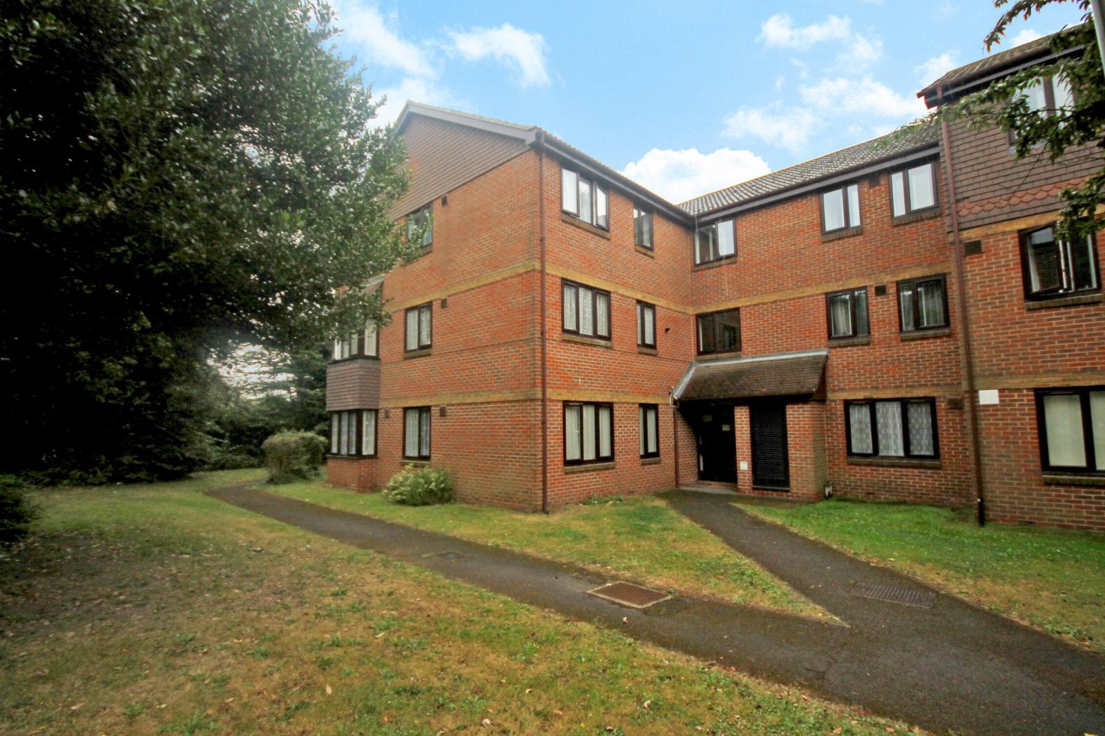 2 bed flat to rent in Dutch Barn Close, Stanwell, StainesUponThames