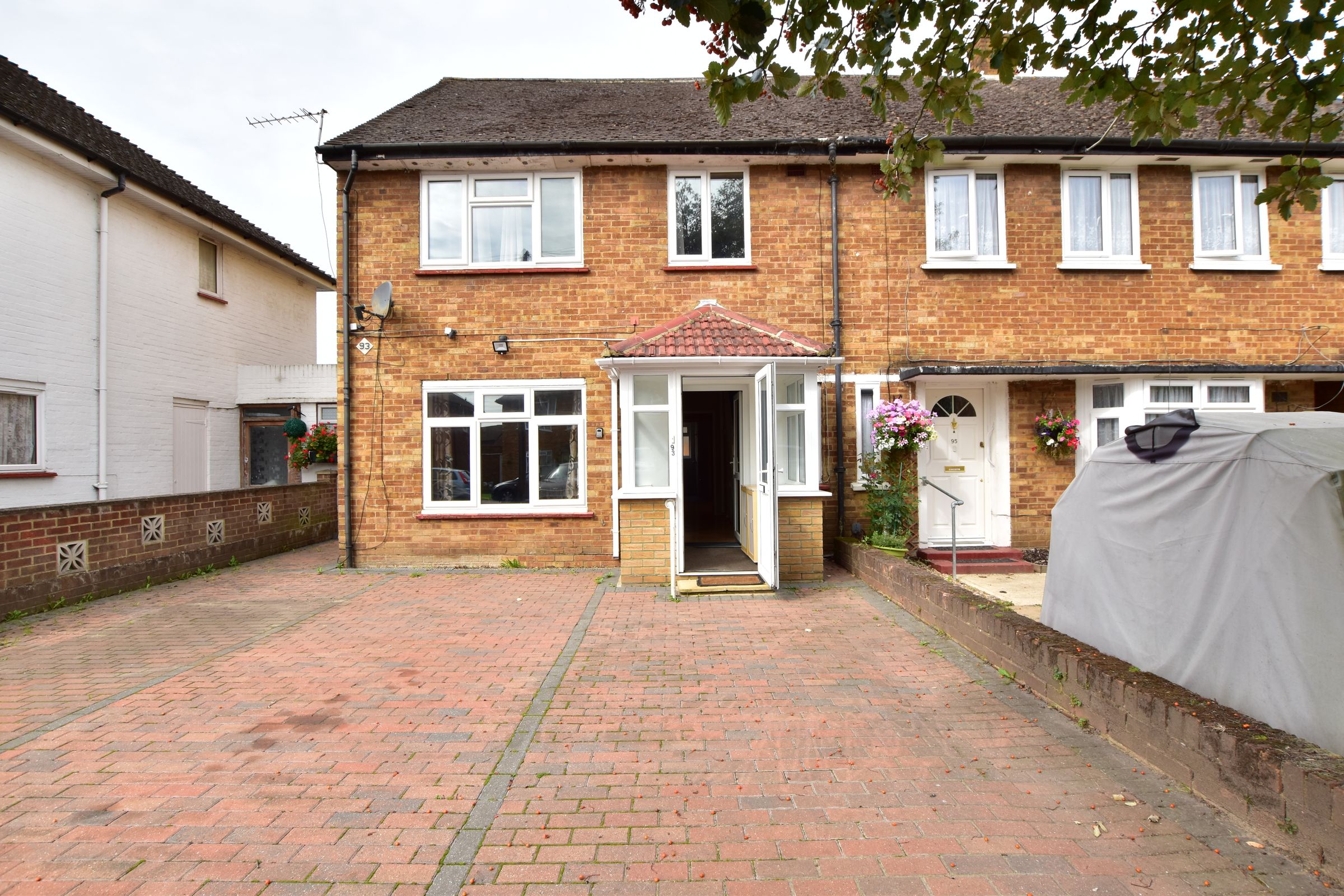4 bed semidetached house to rent in New Peachey Lane, Uxbridge