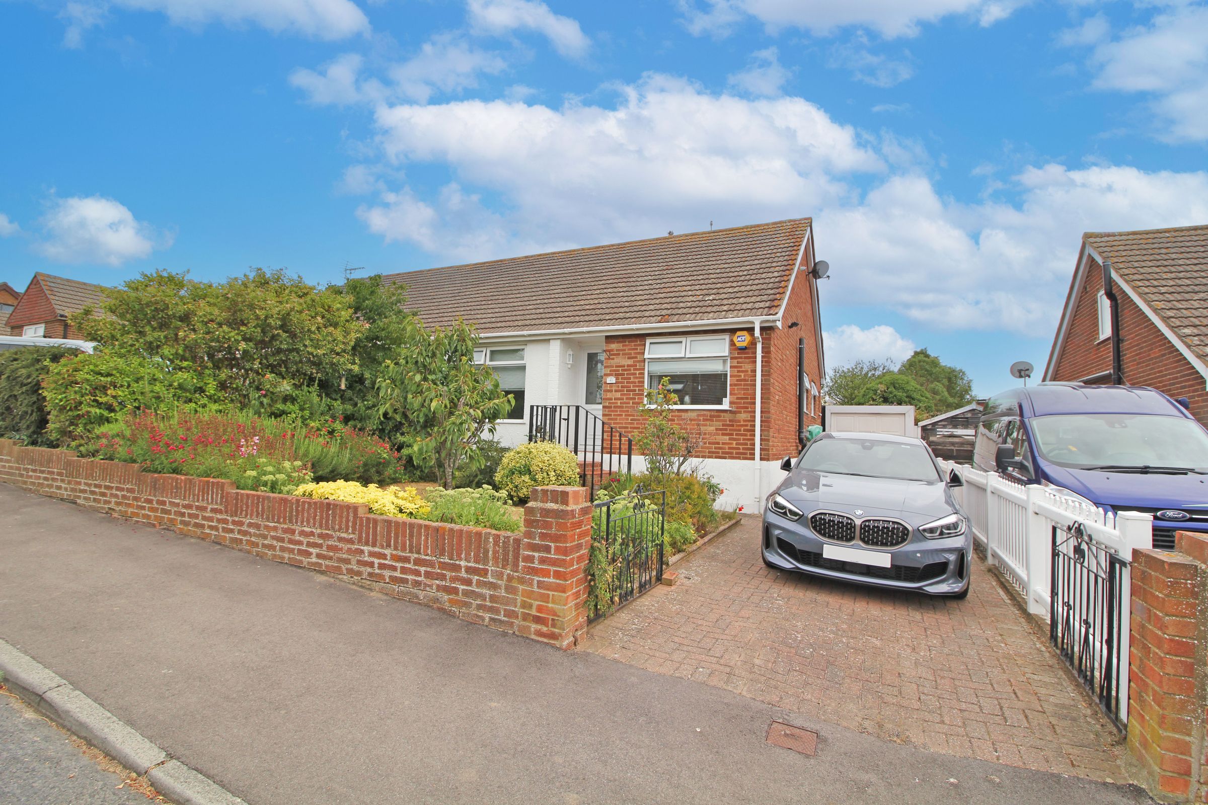 2 bed semidetached bungalow to rent in Greenhill Gardens, Minster