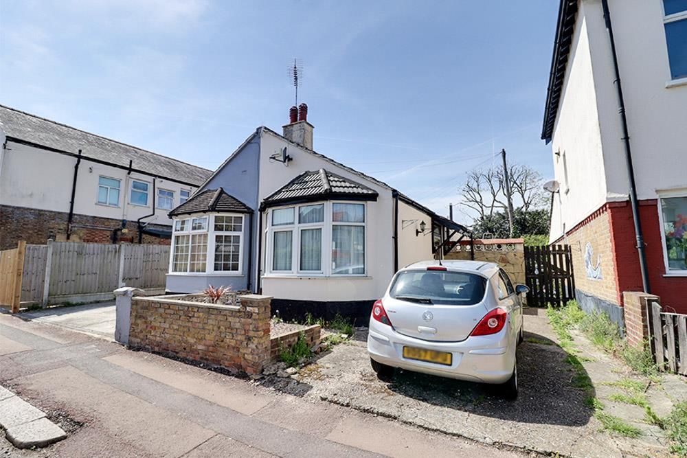 1 bed semidetached bungalow for sale in Westbourne Grove, WestcliffOn