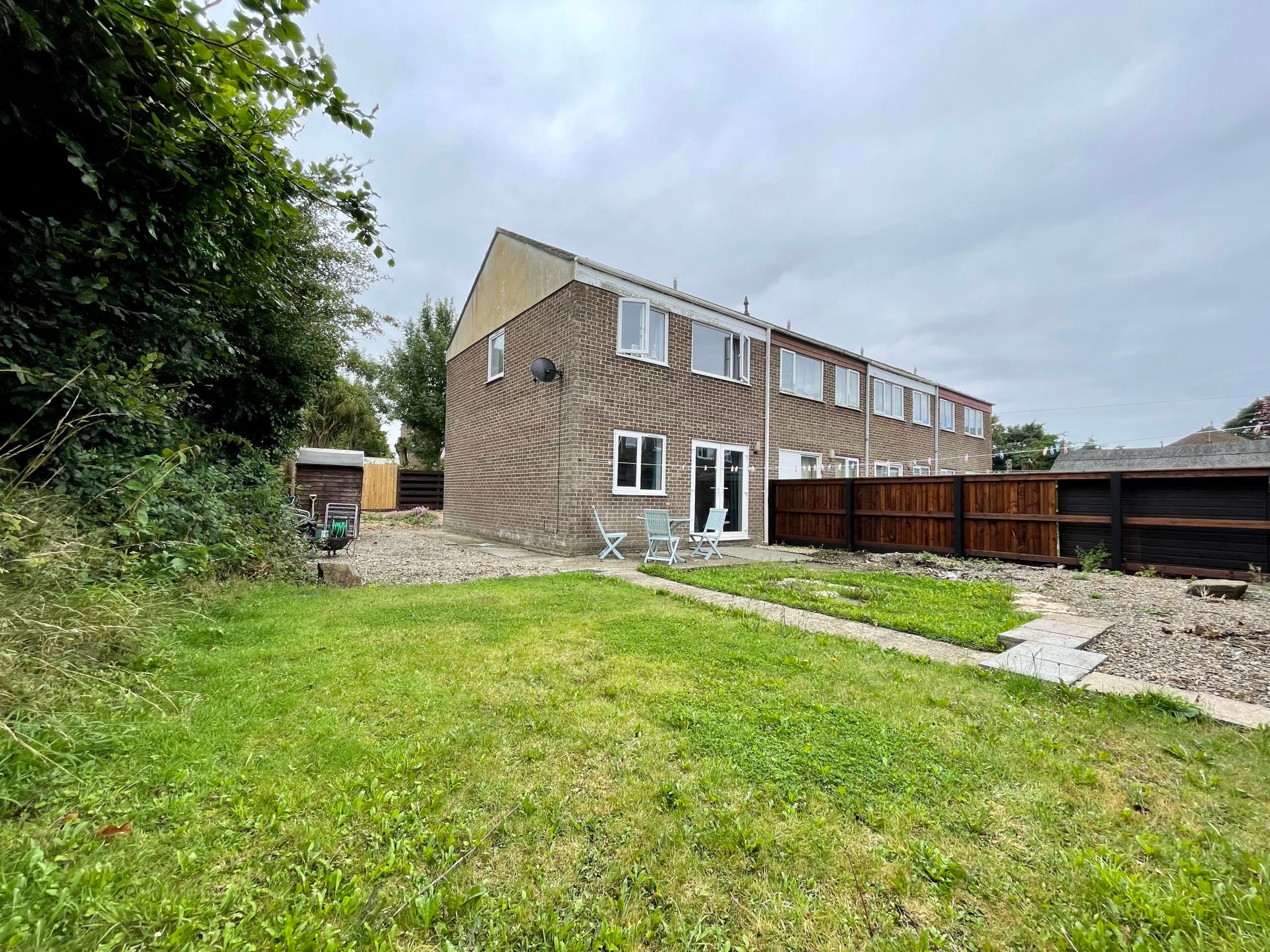 2 bed end terrace house for sale in Venns Close, Merlins Bridge