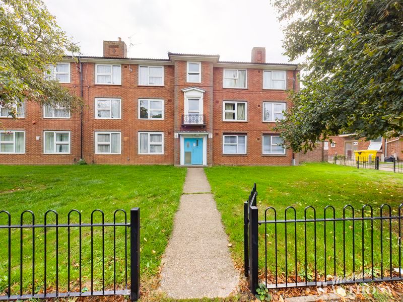 2 bed flat for sale in Hampden Gardens, Aylesbury HP21 Zoopla