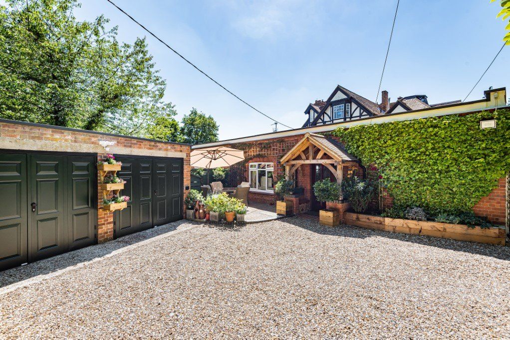 2 bed bungalow for sale in Bucklebury Place, Upper Woolhampton, Reading
