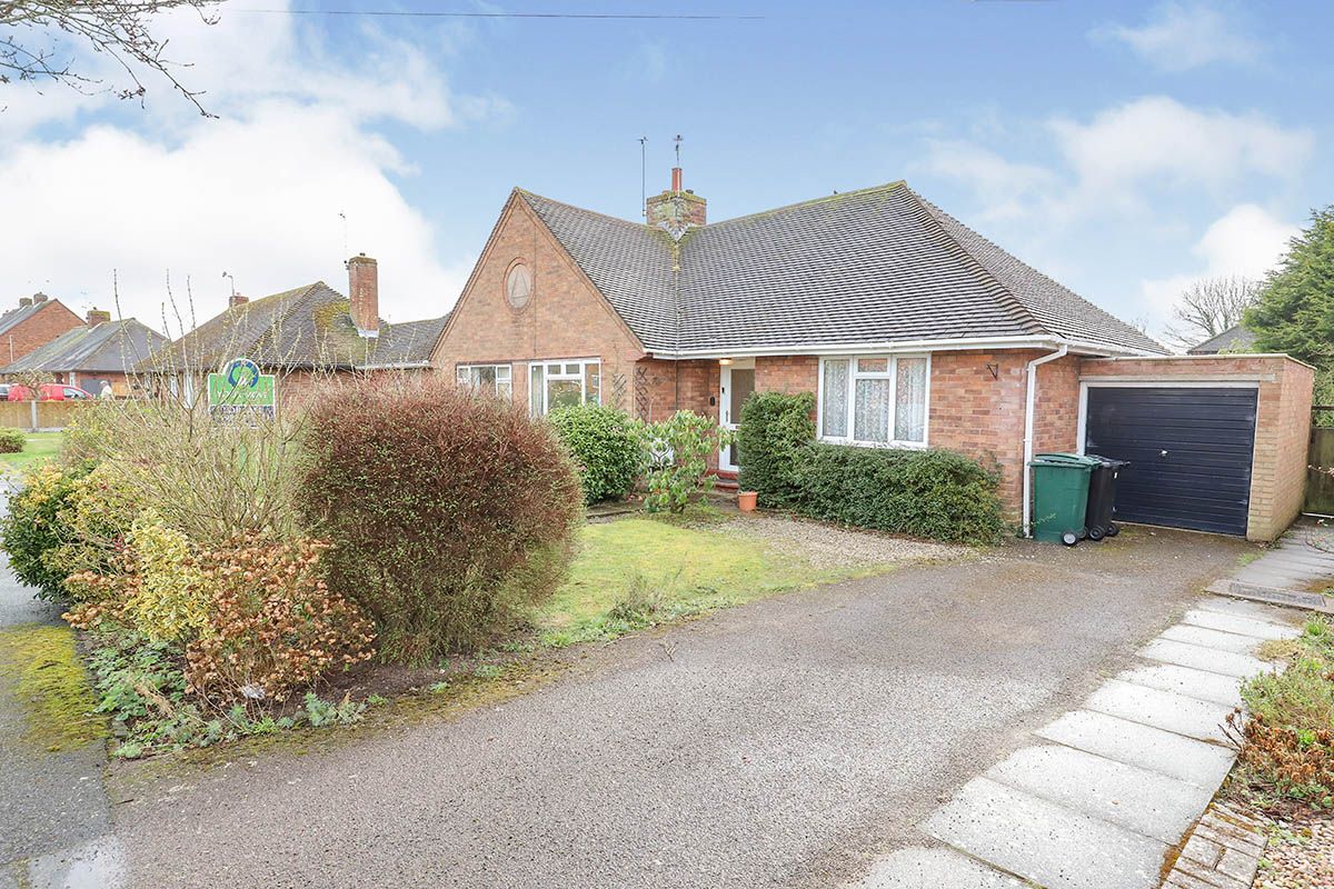 2 bed bungalow for sale in Bishton Road, Albrighton, Wolverhampton