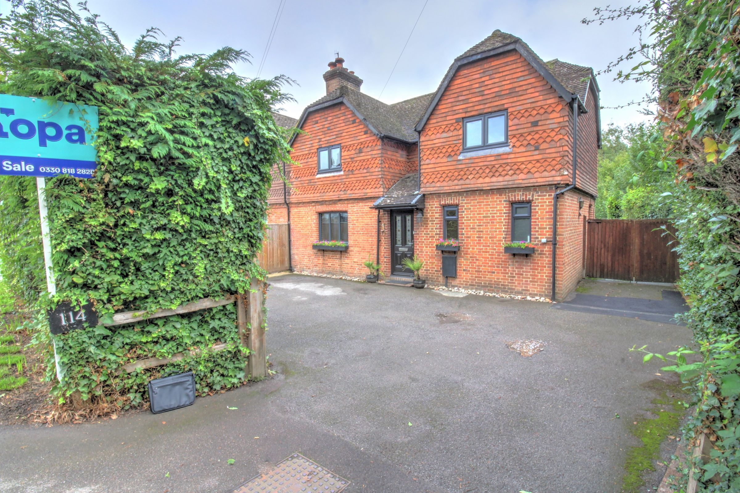4 bed semidetached house for sale in Copthorne Road, Felbridge, East