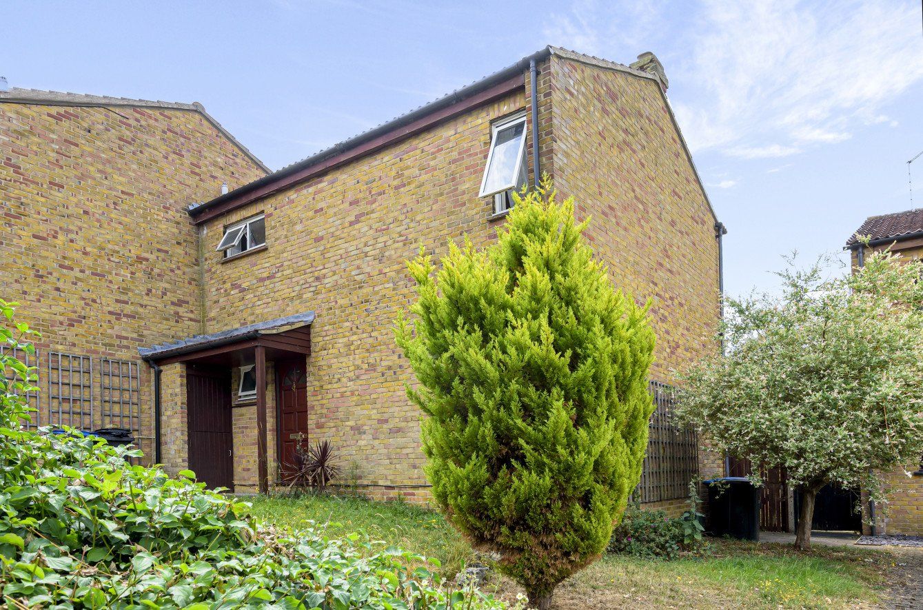 3 bed semidetached house for sale in Fold Croft, Harlow, Essex CM20