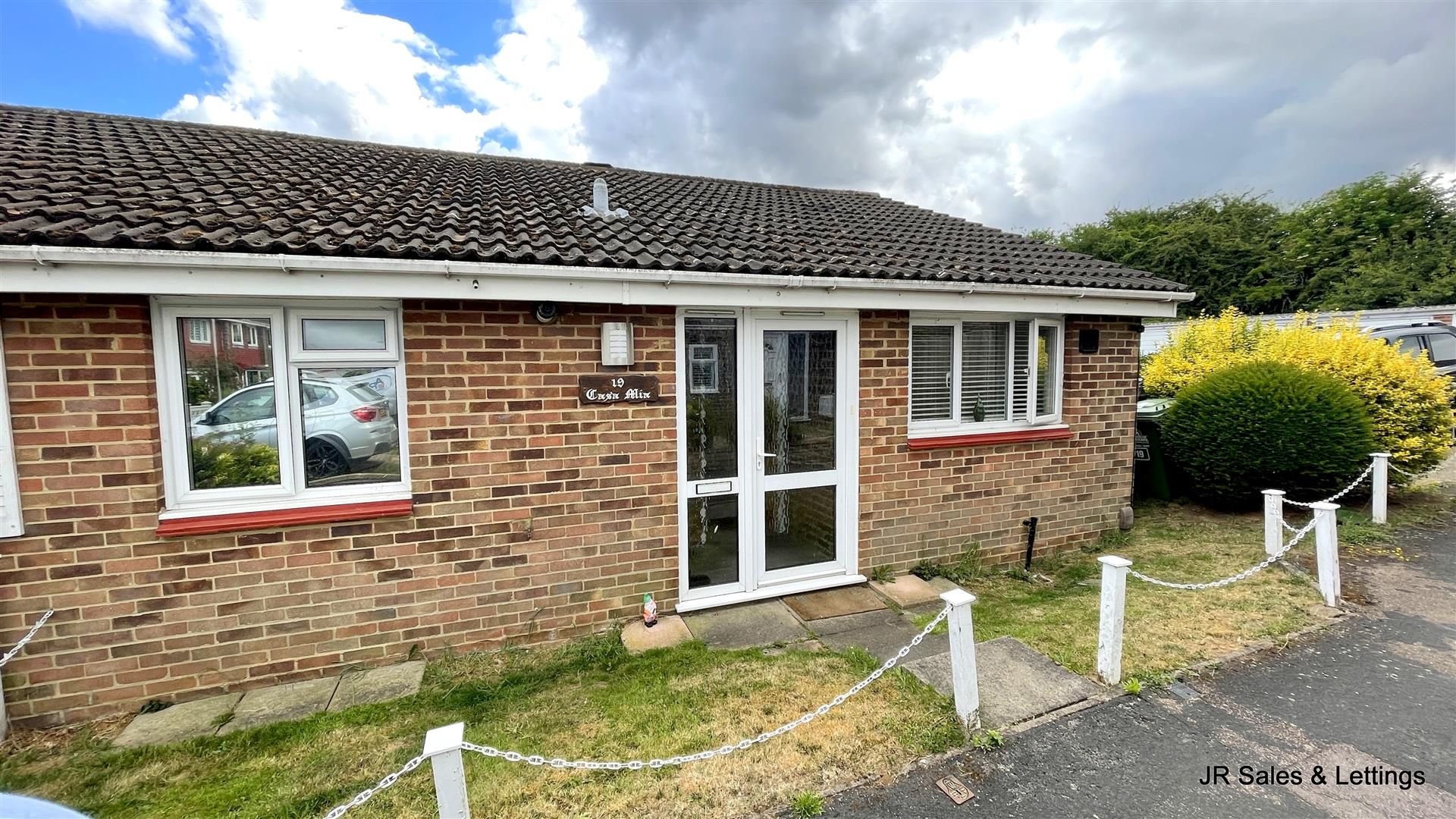 2 bed semidetached bungalow for sale in St. Annes Close, Cheshunt