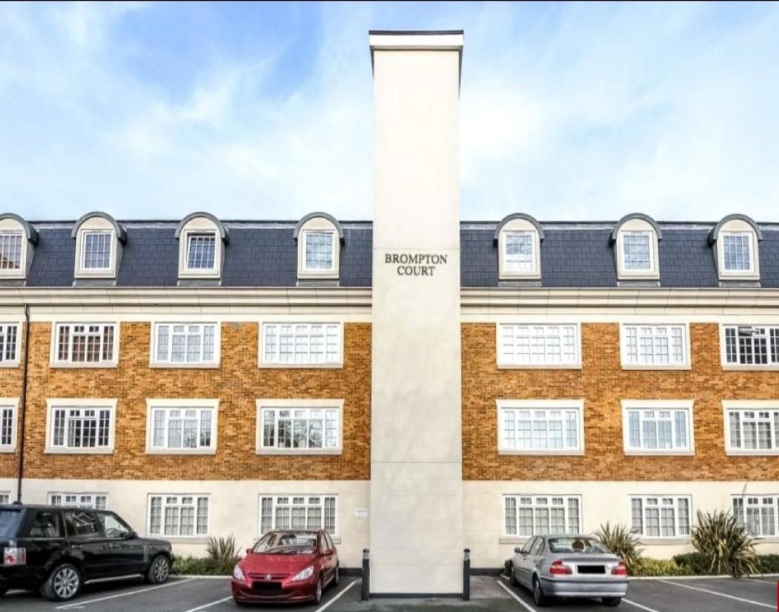 2 bed flat to rent in Brompton Court, 17 Tweedy Road, Bromley, Kent BR1