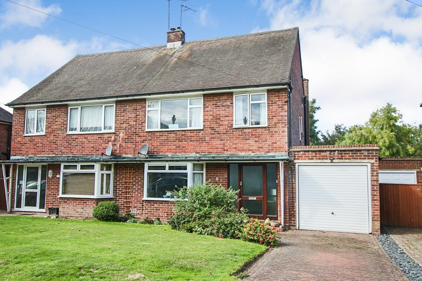 3 bed semidetached house for sale in Felbridge Close, East Grinstead