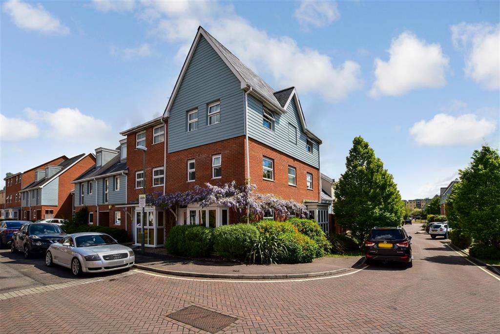 5 bed end terrace house for sale in Burrage Road, Redhill, Surrey RH1