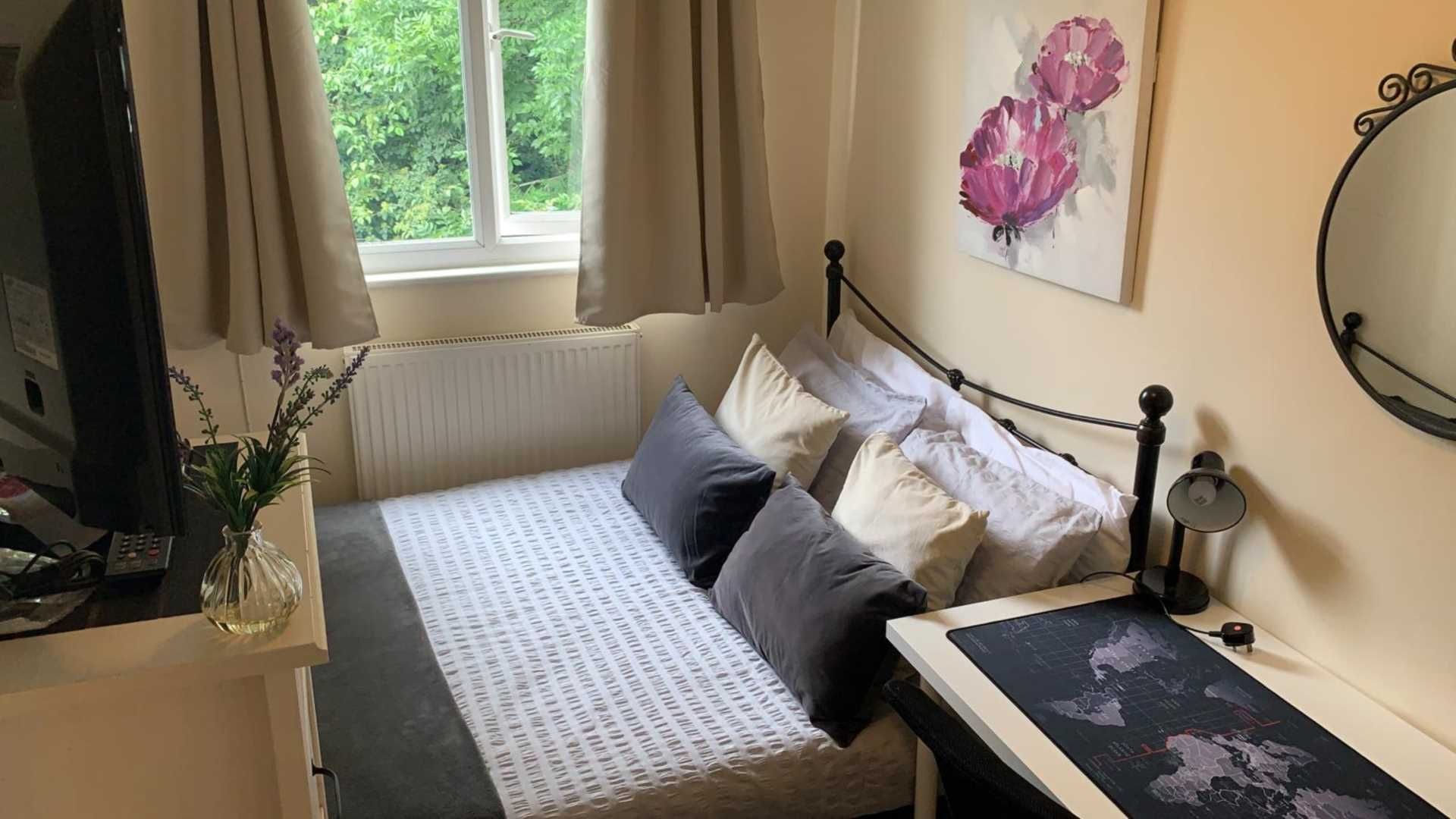 Room to rent in Room 4, 1 Windsor Close, Onslow Village, Guildford GU2 Zoopla