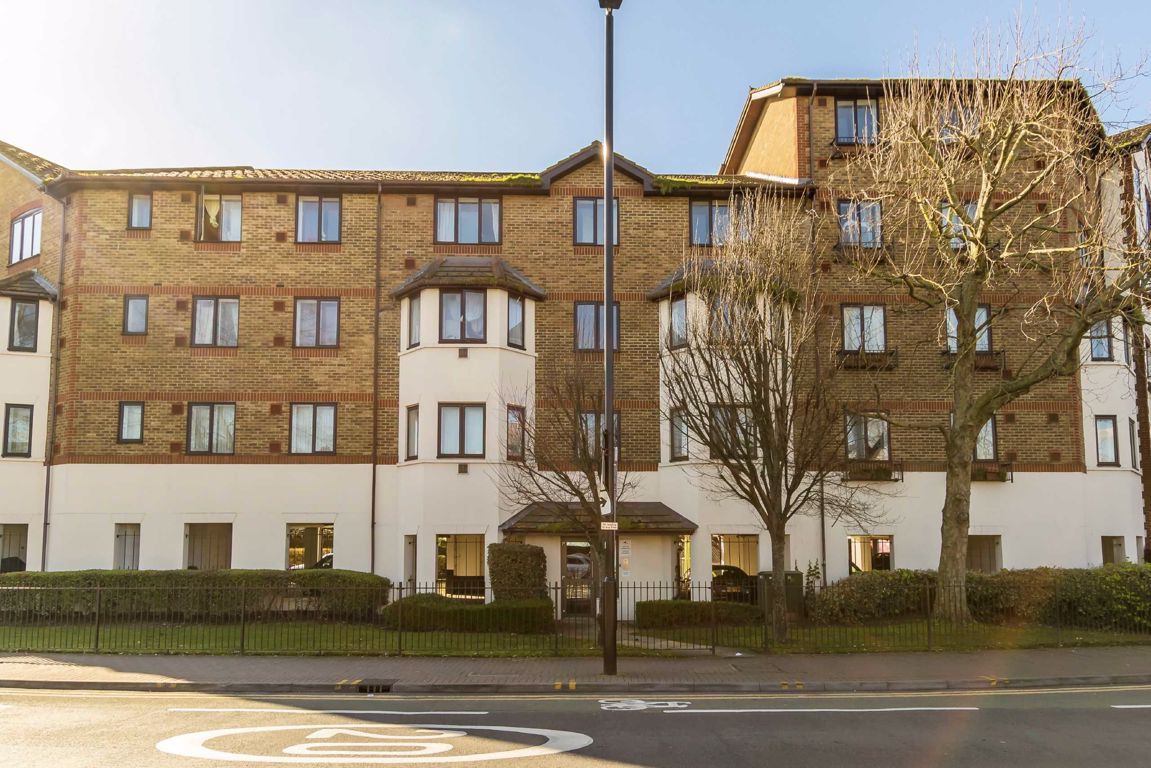 2 bed flat for sale in Hanworth Road, Hounslow TW3 Zoopla