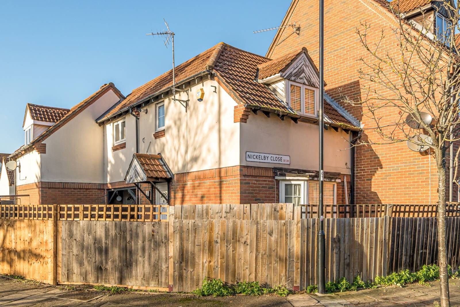 1 bed terraced house for sale in Nickelby Close, Thamesmead, London