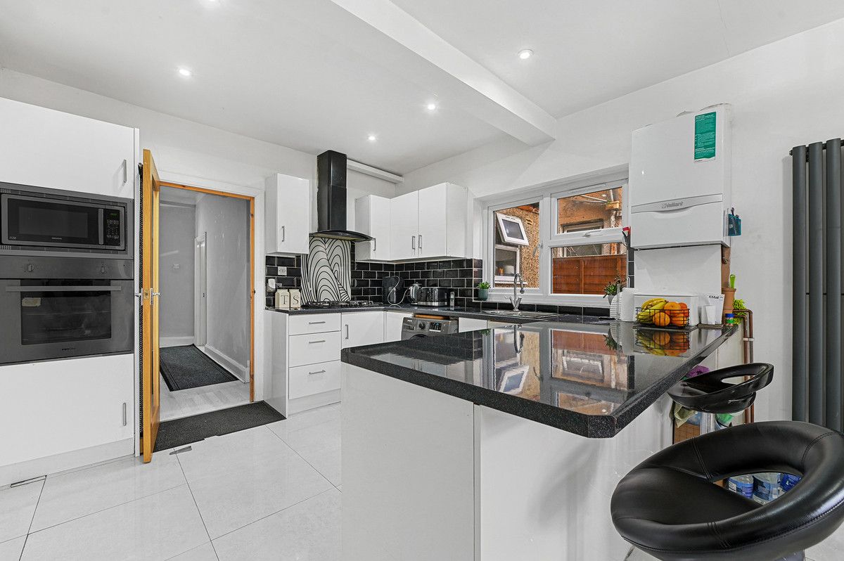 8 bed terraced house for sale in Hampton Road, Ilford IG1 Zoopla