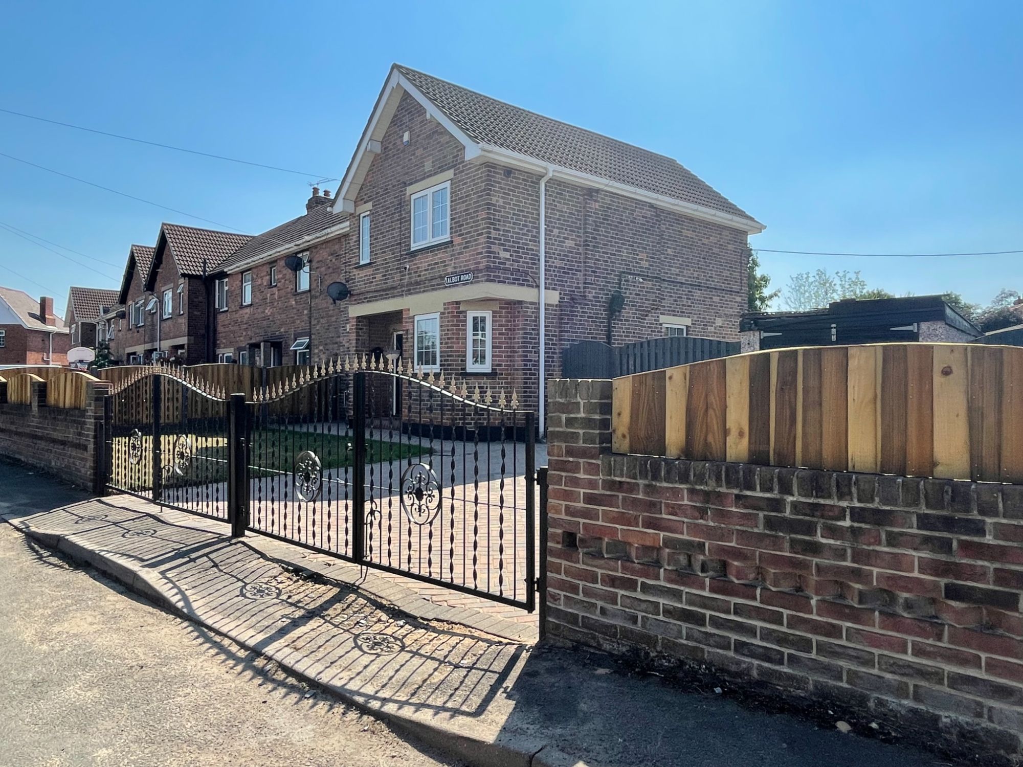 4 bed semidetached house for sale in Talbot Road, Bircotes, Doncaster