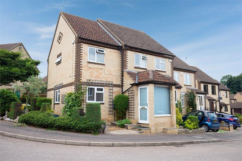 4 bed semidetached house for sale in Raisins Field Close, Northampton