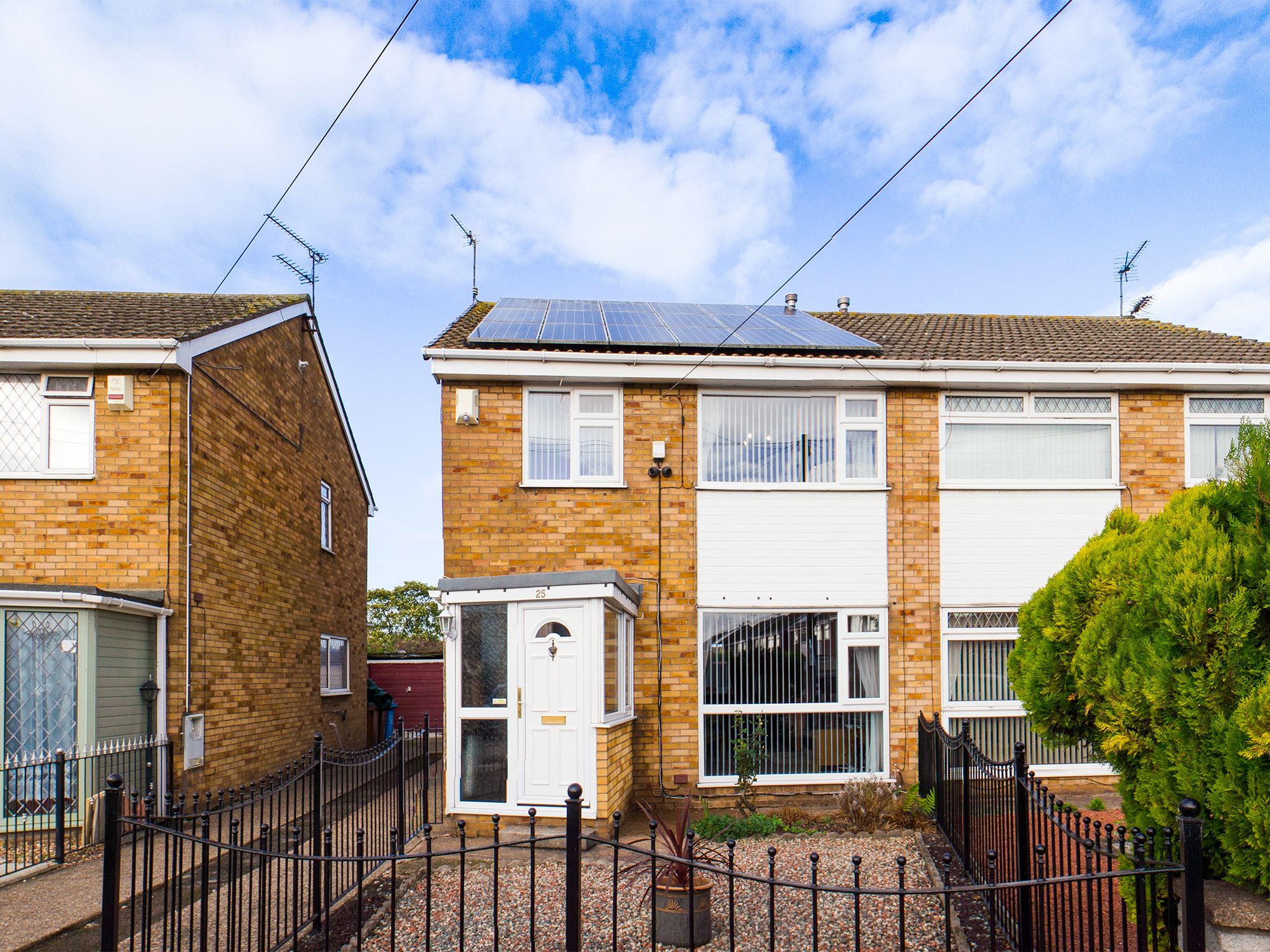 3 bed semidetached house for sale in Edendale, SuttonOnHull, Hull