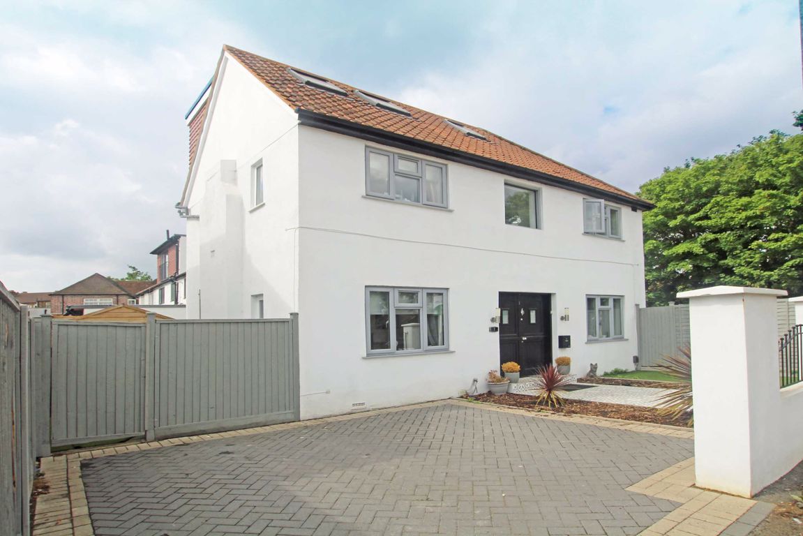 4 bed detached house to rent in Beverley Gardens, Worcester Park KT4