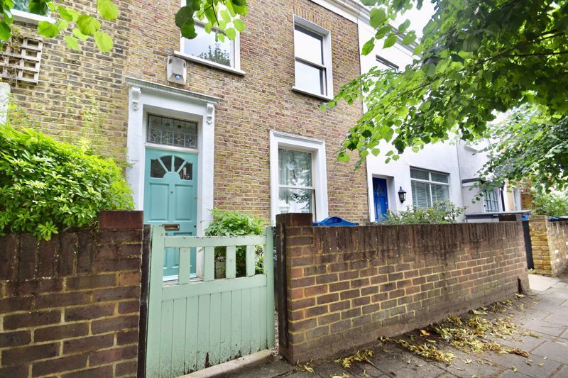 3 bed terraced house to rent in Hartfield Crescent, Wimbledon, London