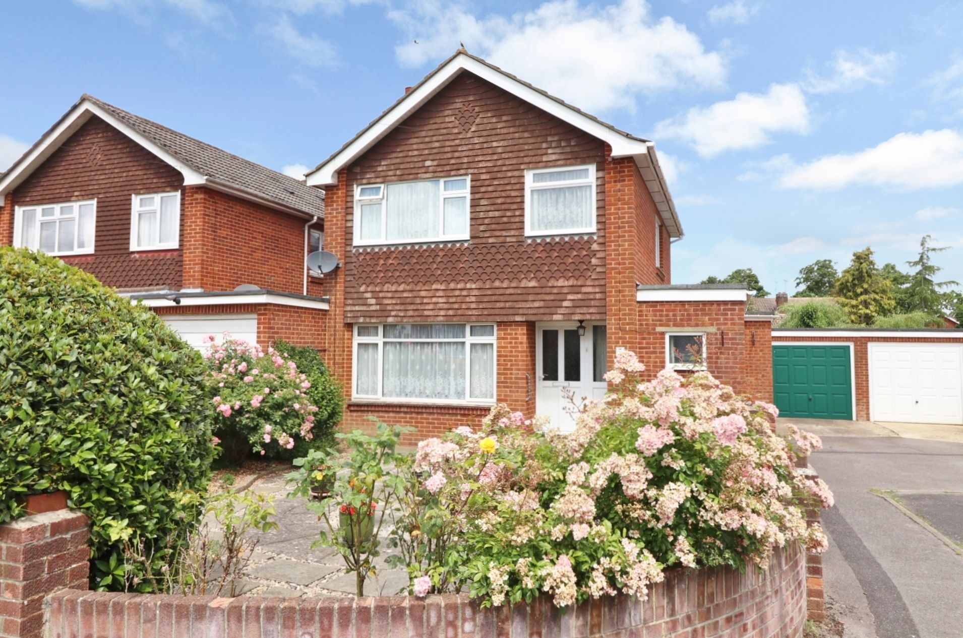 3 bed linkdetached house for sale in Osterley Close, Botley