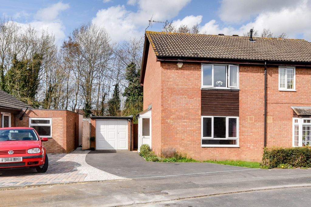 2 bed semidetached house for sale in Basingstoke Close, Freshbrook