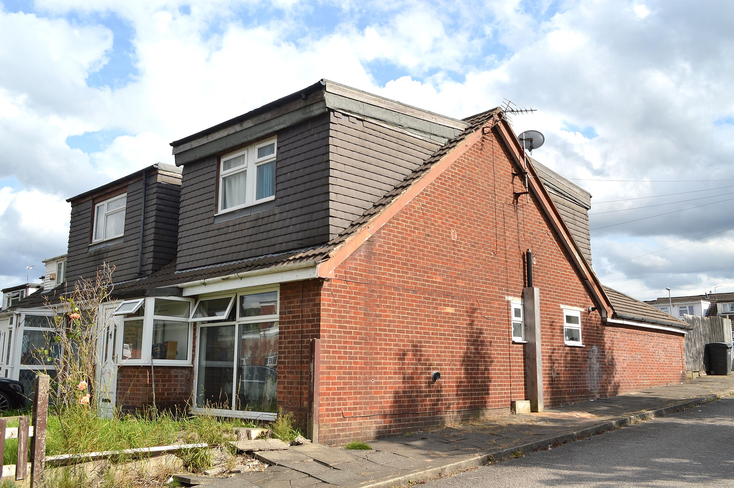 Roundthorn Road, Oldham, 1Ys. OL4  