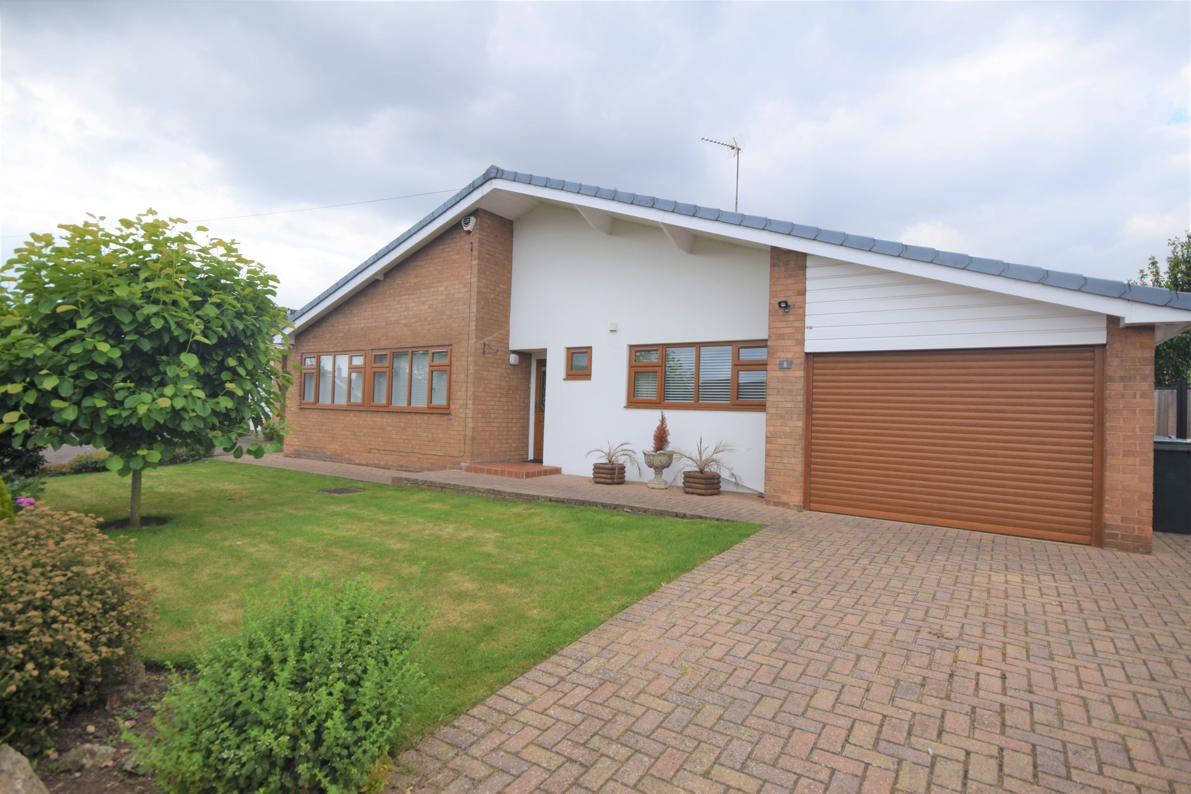 3 bed detached bungalow for sale in Lindrick Close, Tickhill, Doncaster