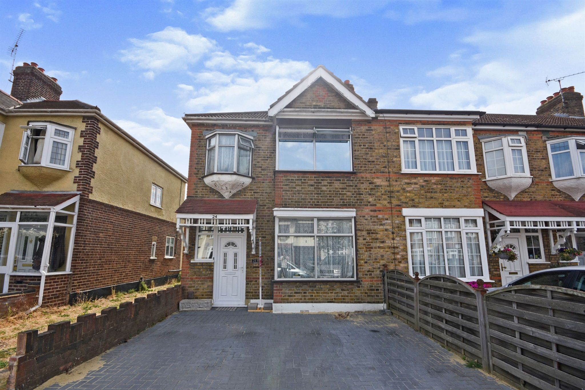 3 bed end terrace house for sale in Glenwood Drive, Gidea Park, Romford