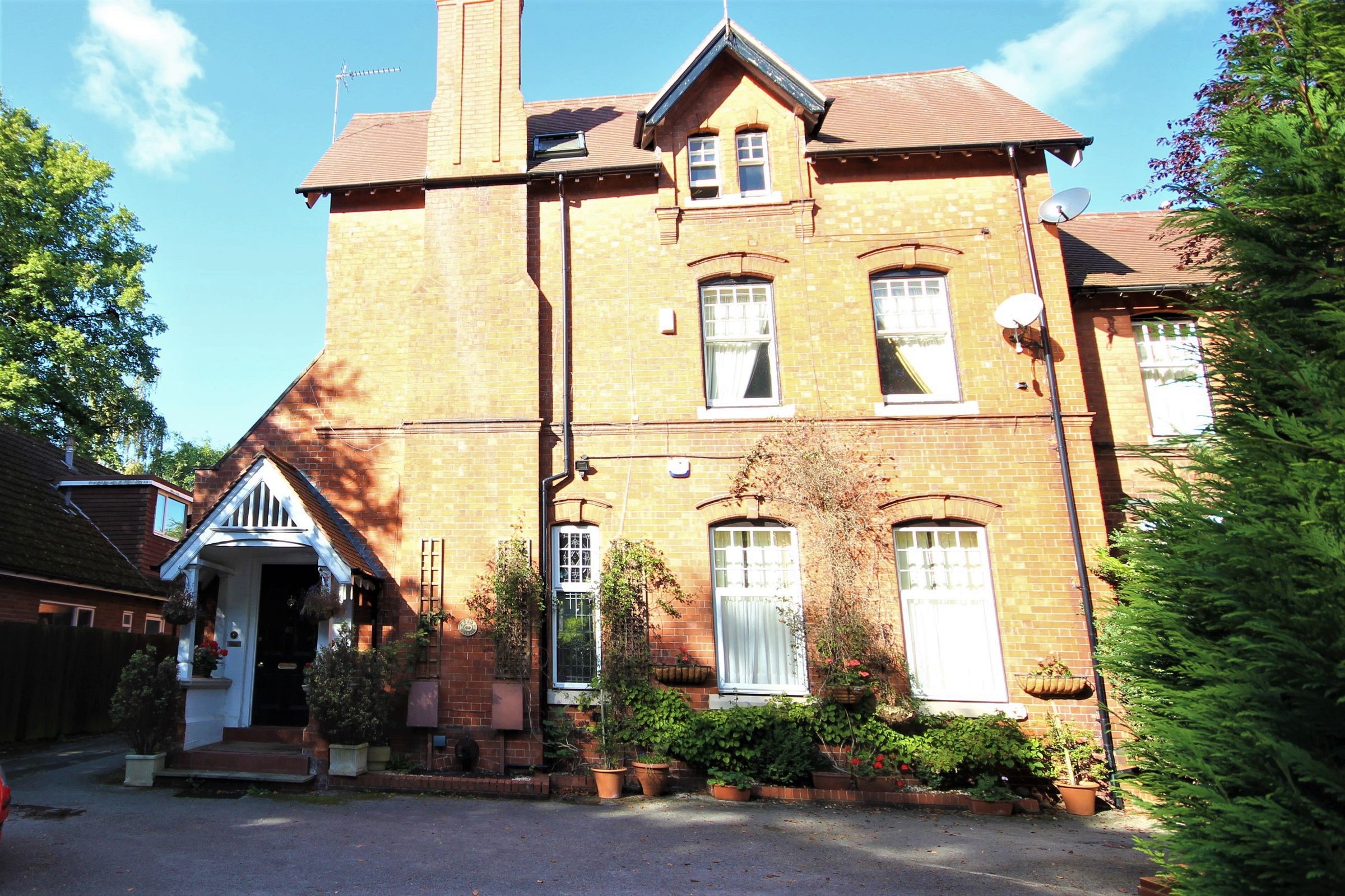 2 bed flat for sale in St. Bernards Road, Solihull B92 Zoopla