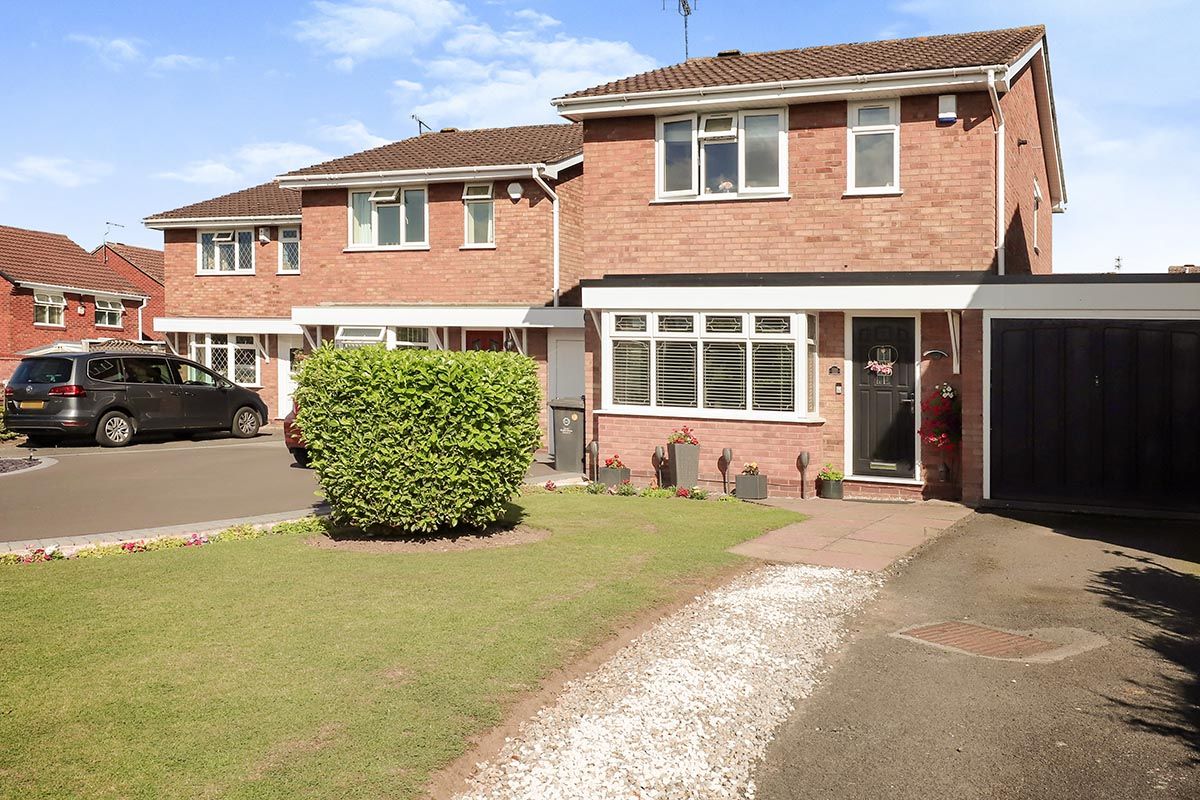 3 bed linkdetached house for sale in Canterbury Drive, Perton
