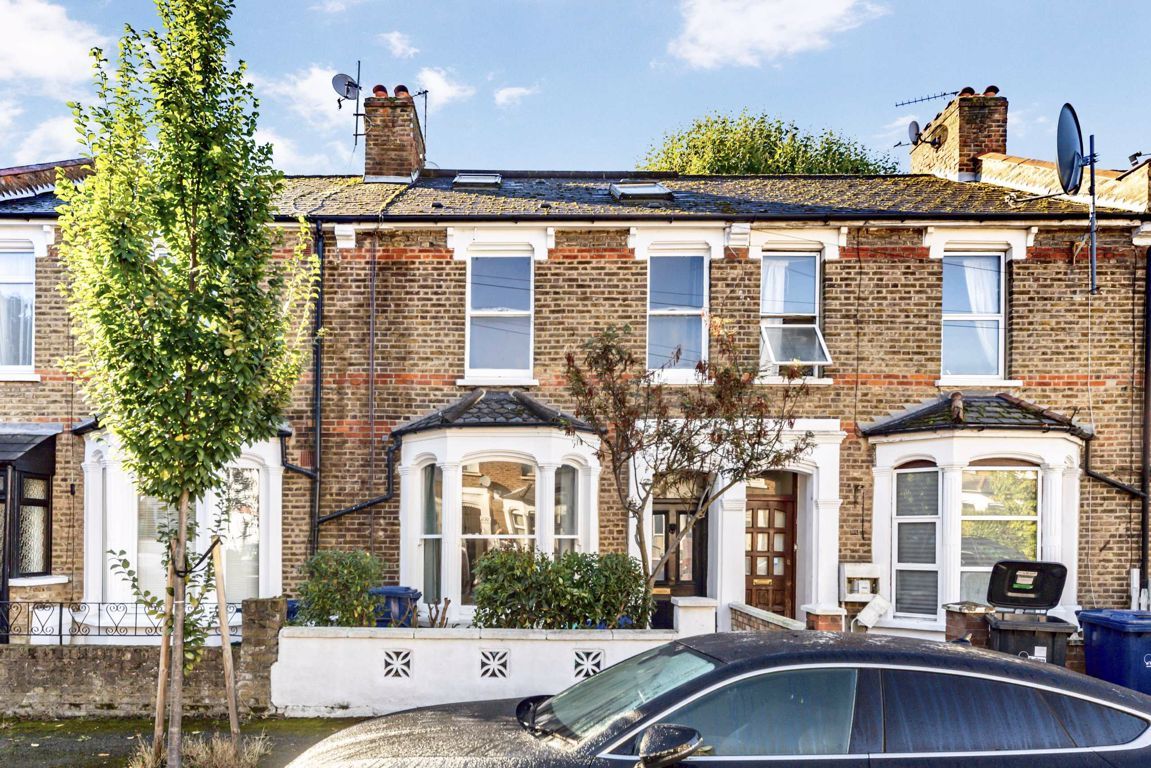 4 bed property for sale in Gloucester Road, London W3 Zoopla